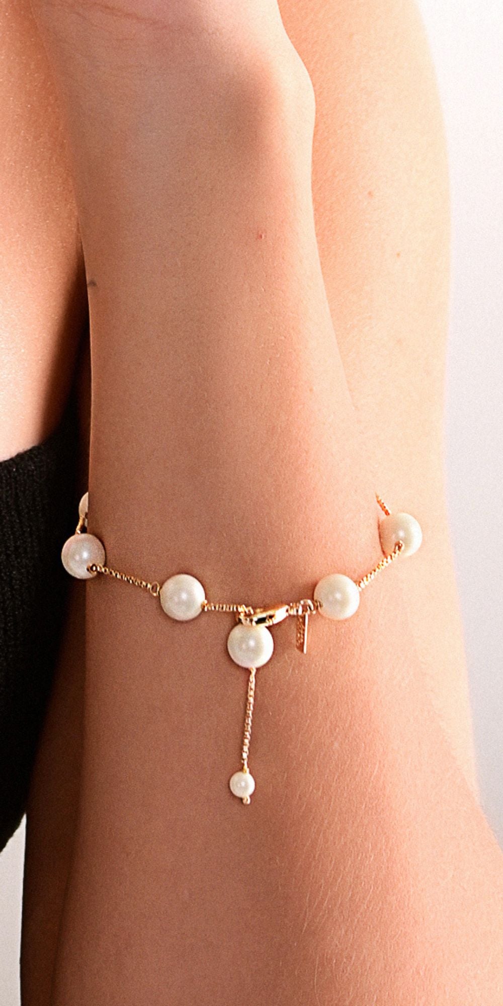 Pulseira Esme com Pérola Shell Ajustável Banho de Ouro 18k