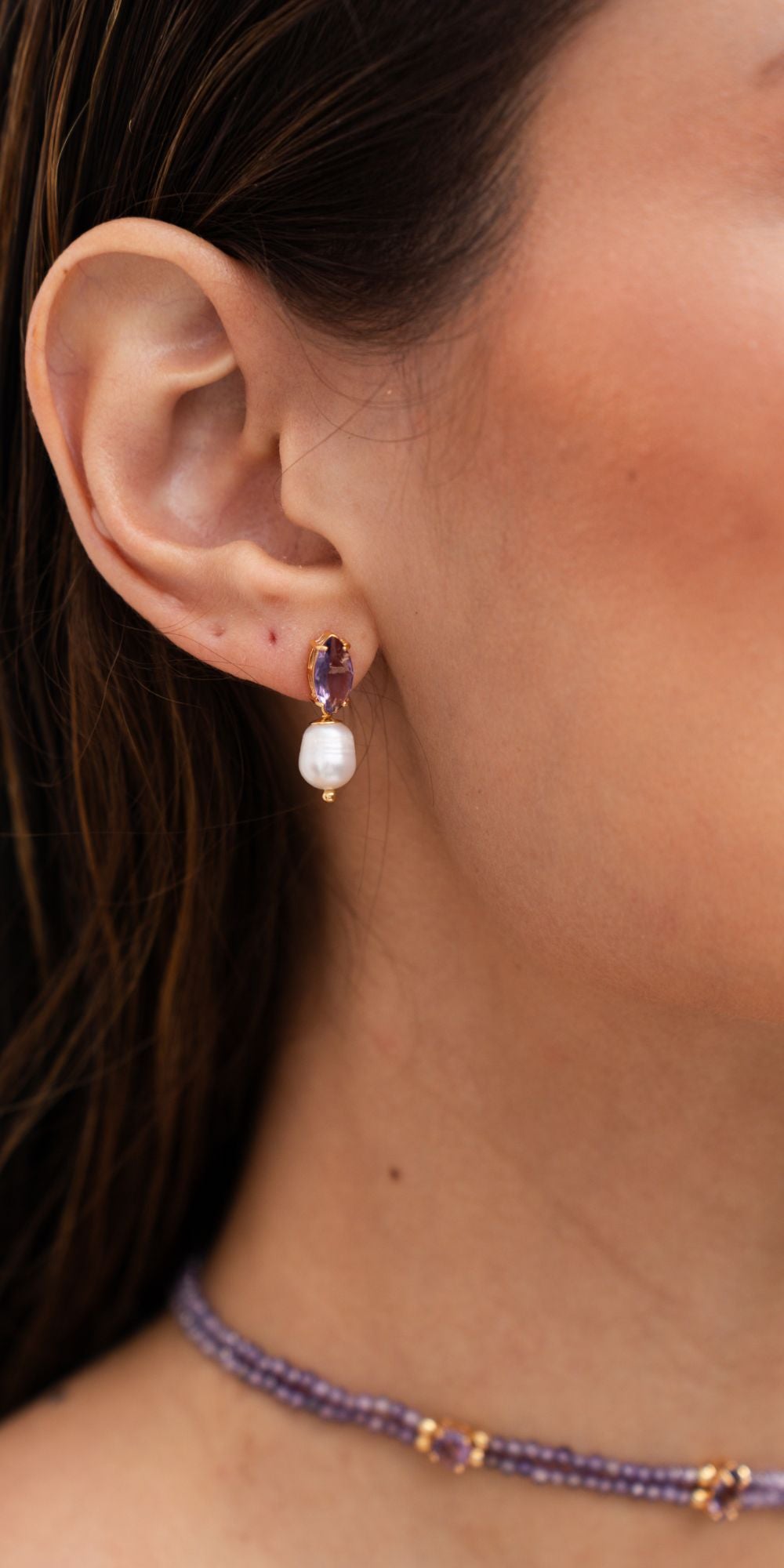 Brinco Wan Pequeno Pérola Água Doce e Cristal Navete Banho de Ouro 18k