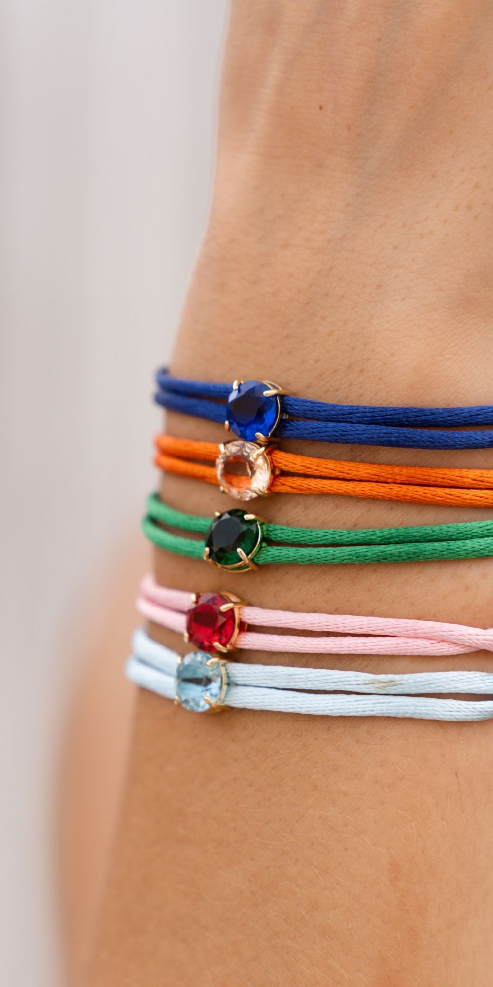 Pulseira Mia Ajustável Colorida com Banho de Ouro 18k