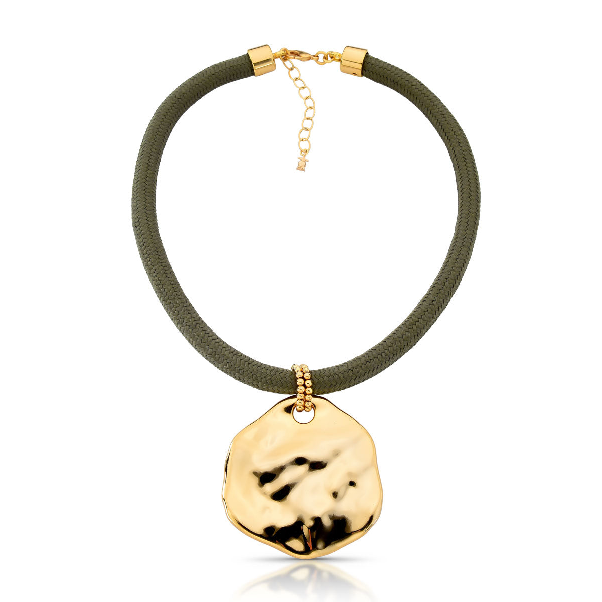 Colar Manu com Pingente Martelado em Cordão de Tecido Banho de Ouro 18k