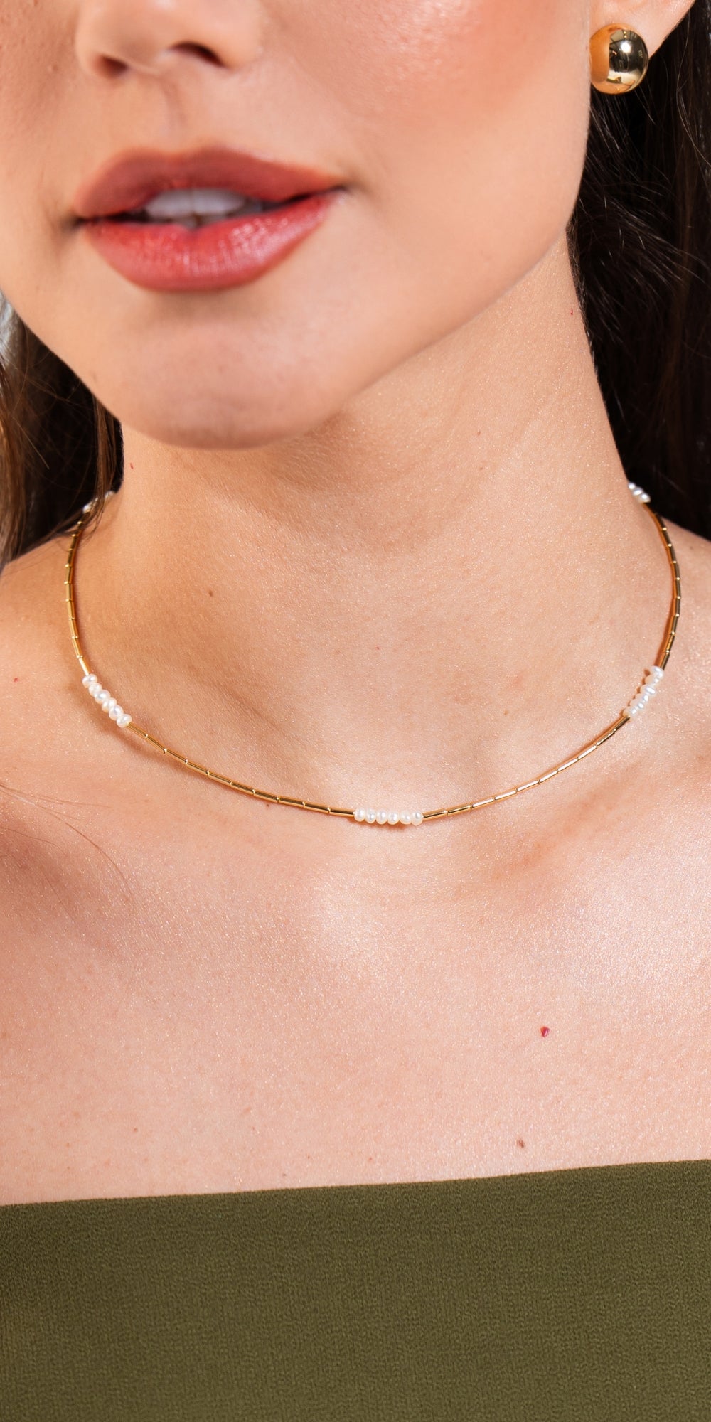 Colar Lua Curto de Pérolas de Água Doce Banho de Ouro 18k