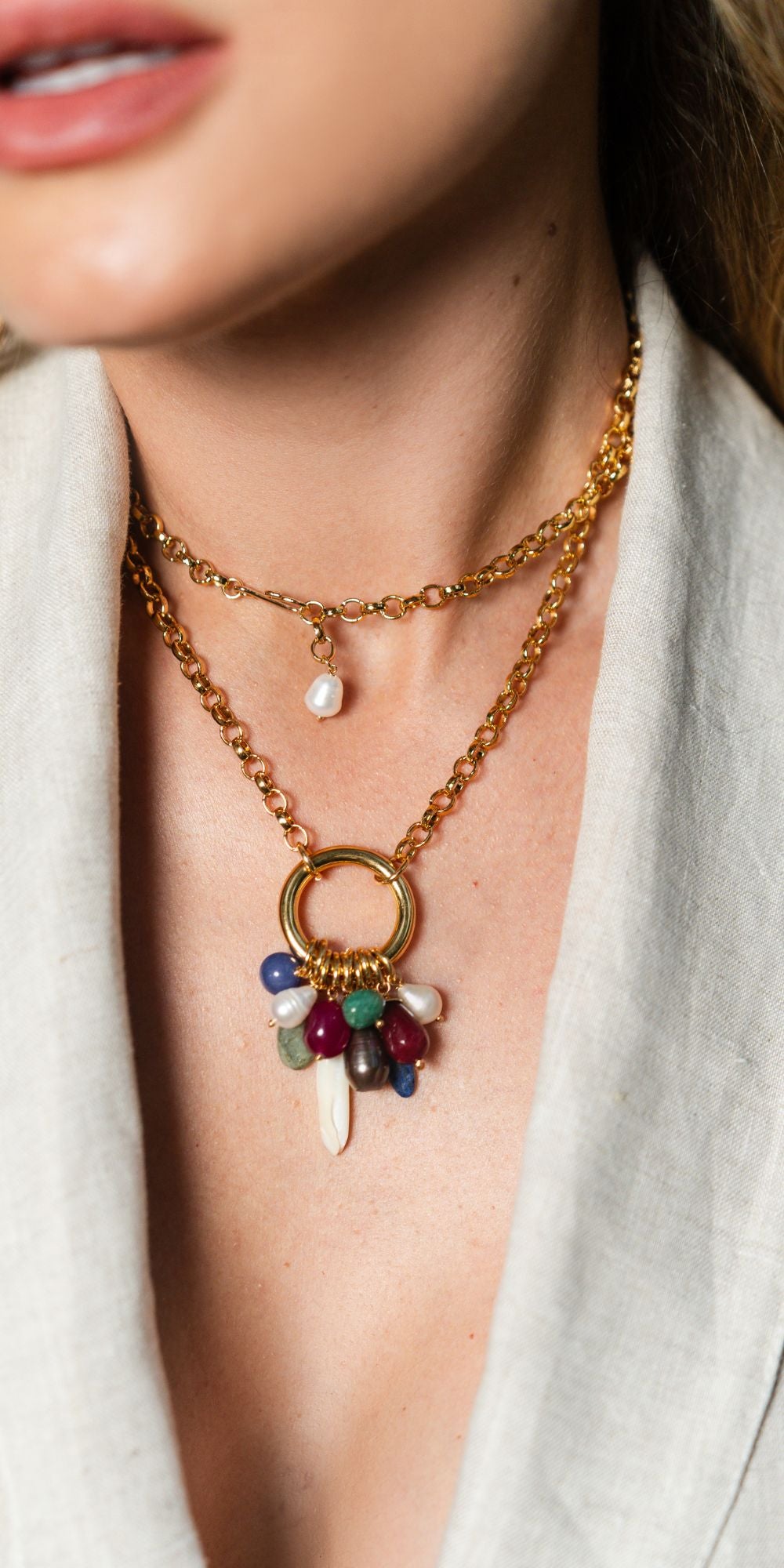 Colar Capri Longo com Pingentes e Pedras Banho de Ouro 18k