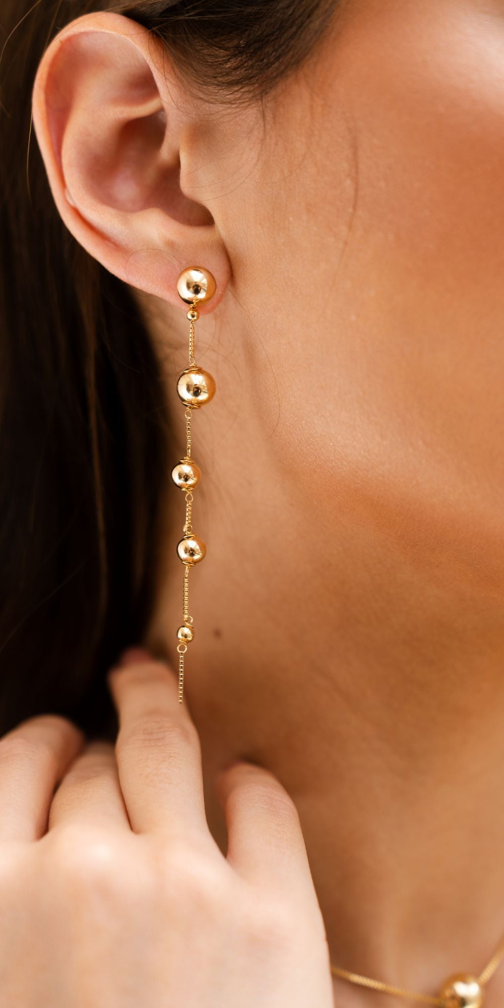 Brinco Luisa Longo de Esferas Banho de Ouro 18k