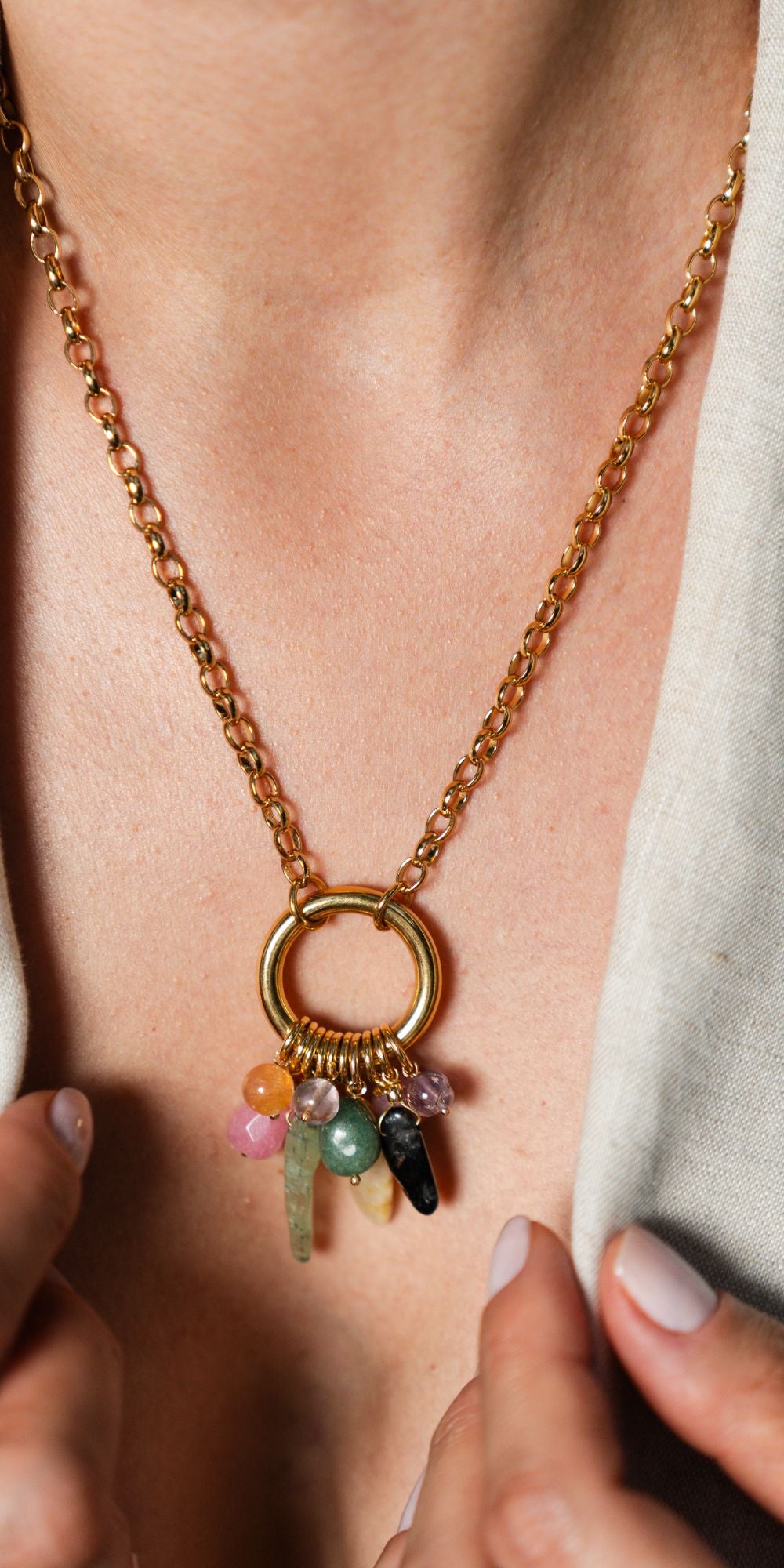 Colar Capri Longo com Pingentes e Pedras Banho de Ouro 18k
