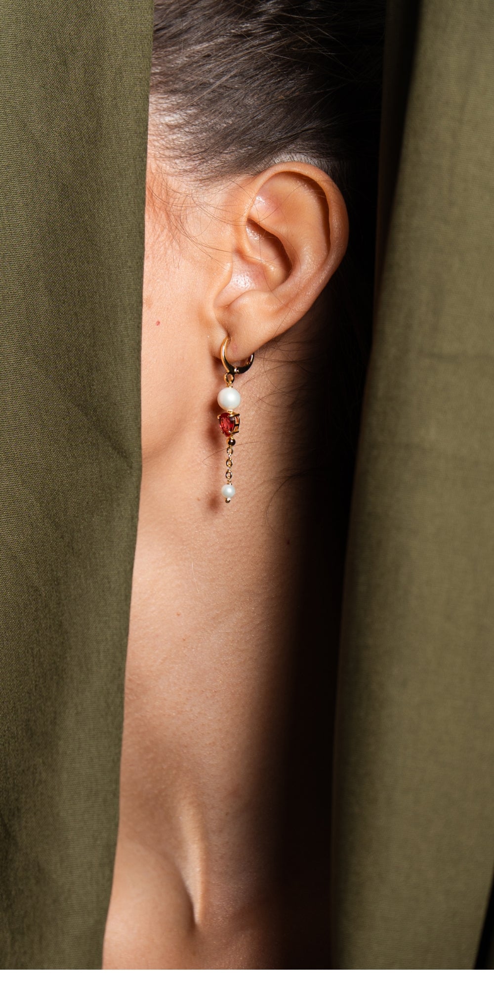 Brinco Aya com Corrente, Cristais e Pérola Shell Banho de Ouro 18k