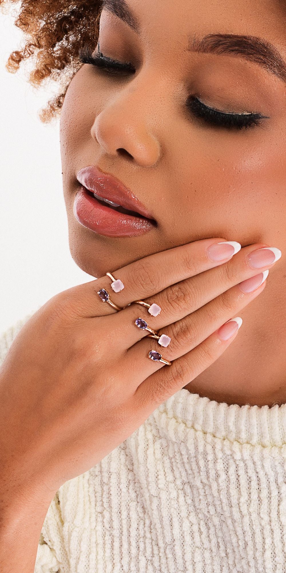 Anel Maya Ajustável com Cristais e Banho de Ouro 18k