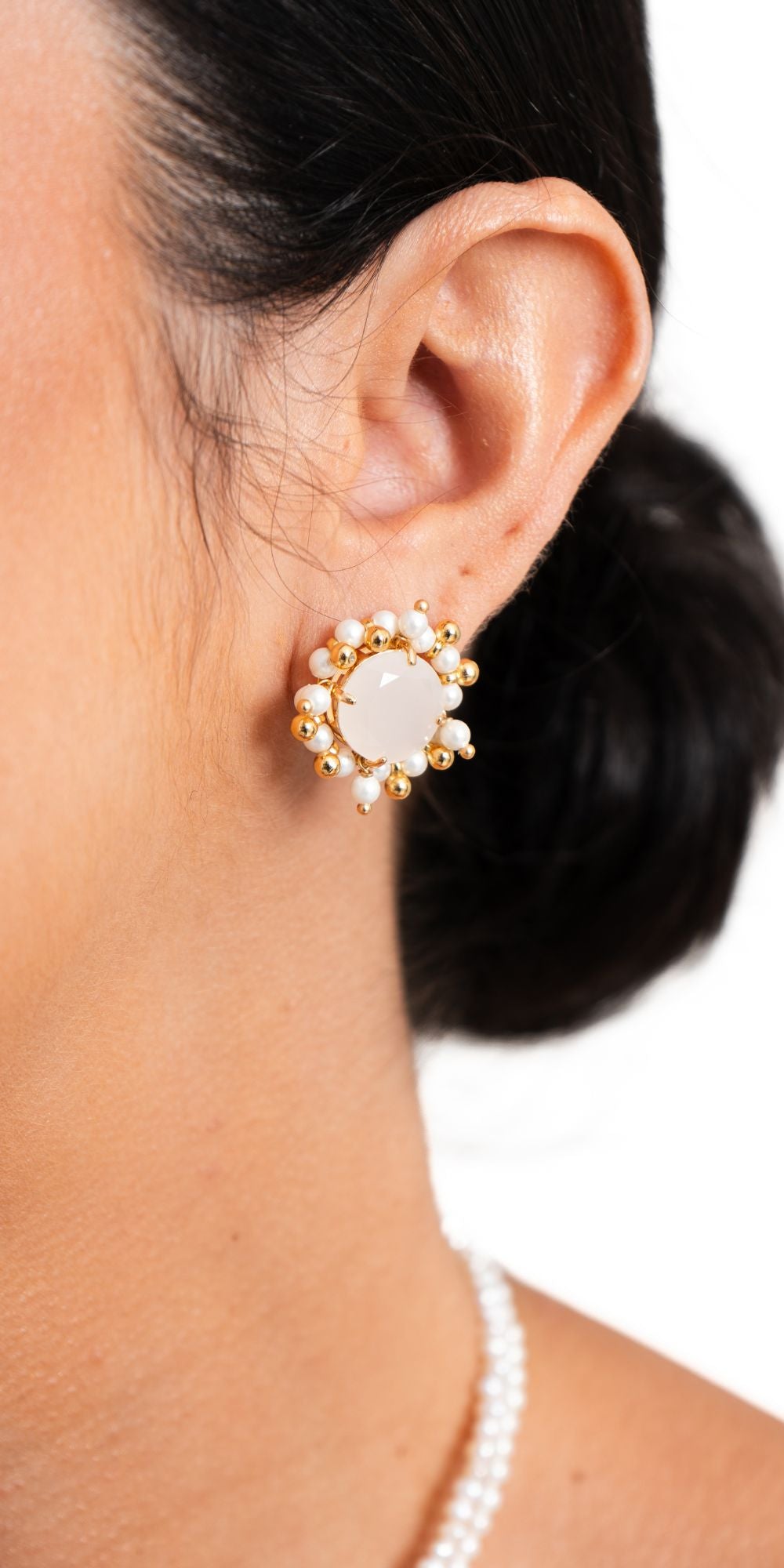 Brinco Lira Botão com Pérolas Shell e Cristal Gelo Banho de Ouro 18k