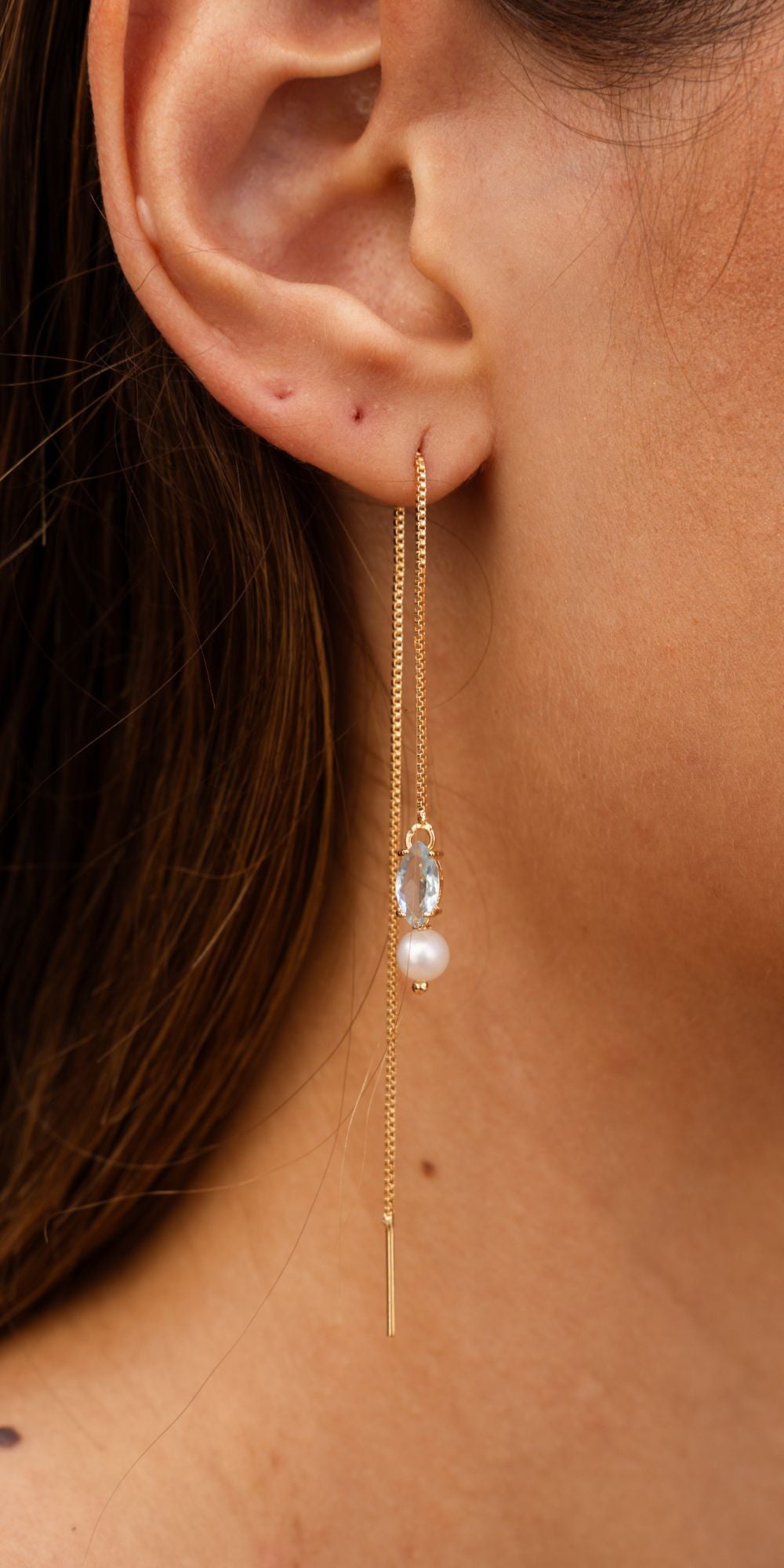 Brinco Fê Fio Longo Pérola Cristal Banho de Ouro 18k