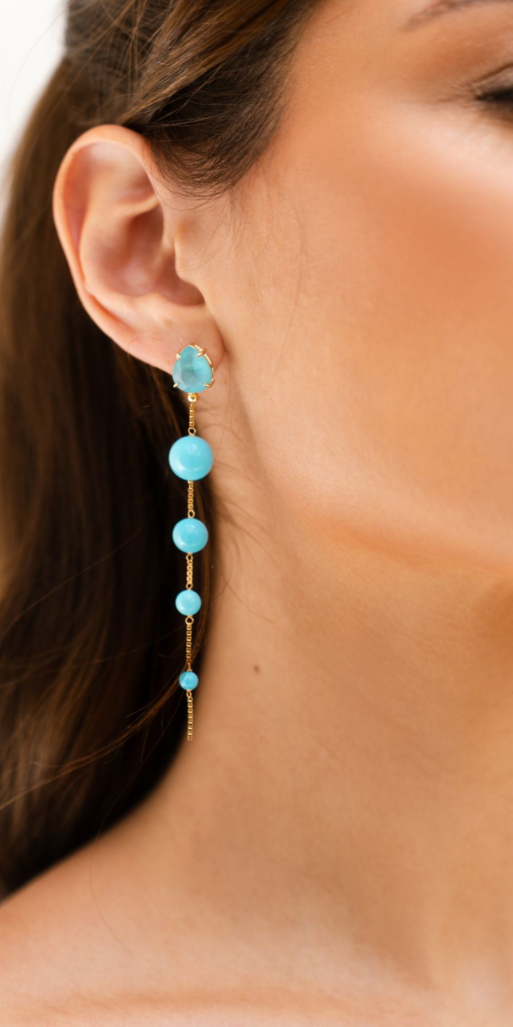 Brinco Alessandra Longo de Pérola Shell Turquesa Banho de Ouro 18k