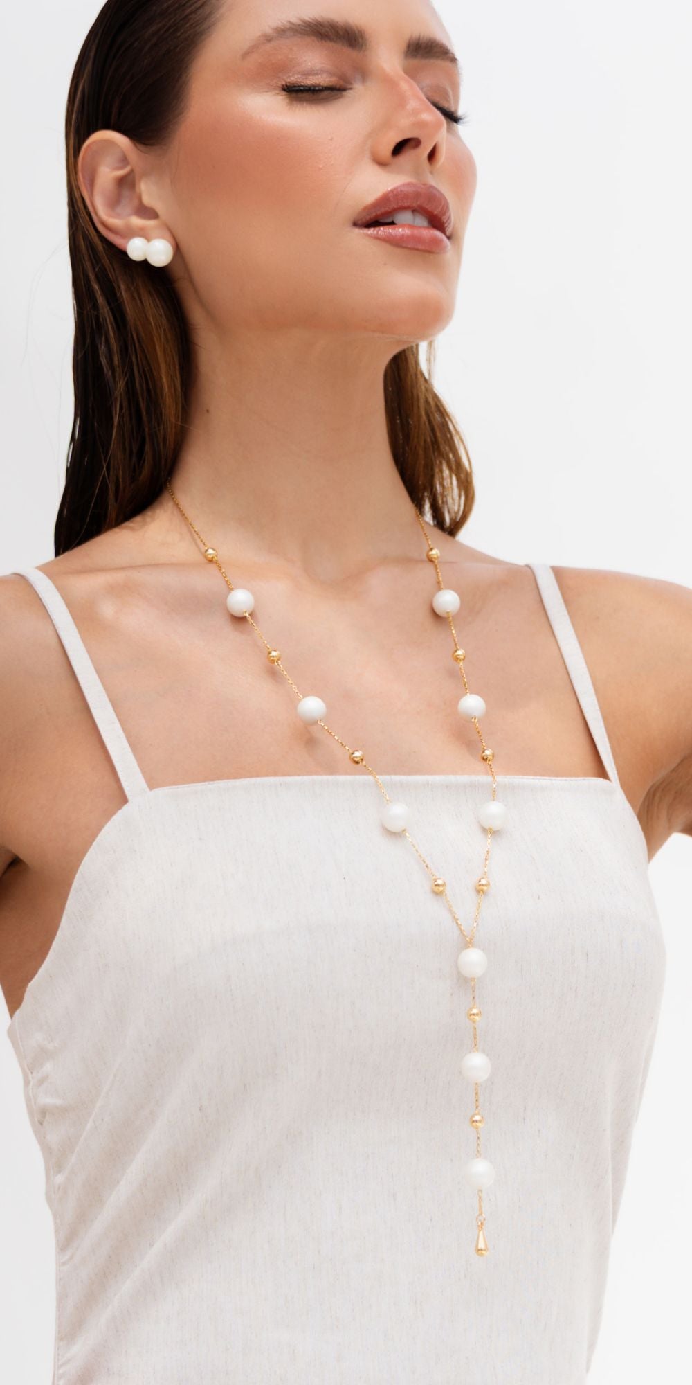 Colar Célia Tipo Terço com Pérola Shell e Esferas Douradas Banho de Ouro 18k