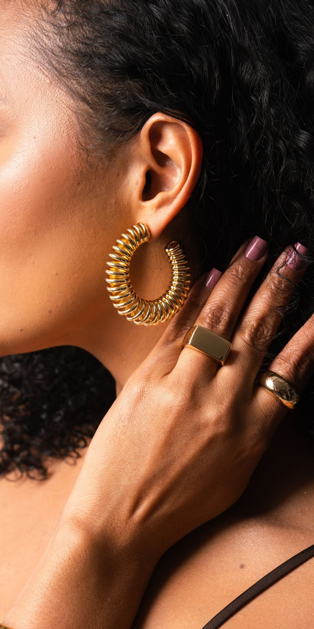 Brinco Ayla de Argola com Efeito Mola Banho de Ouro 18k