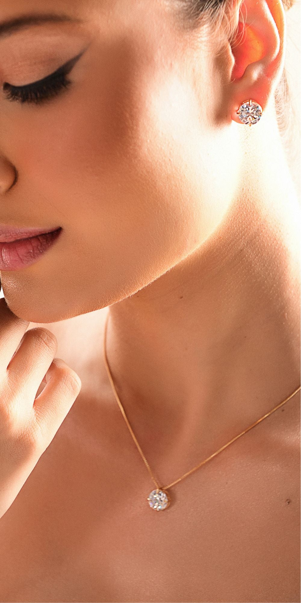 Colar Amélia Pingente Ponto de Luz Zircônia 10mm Banho de Ouro 18k