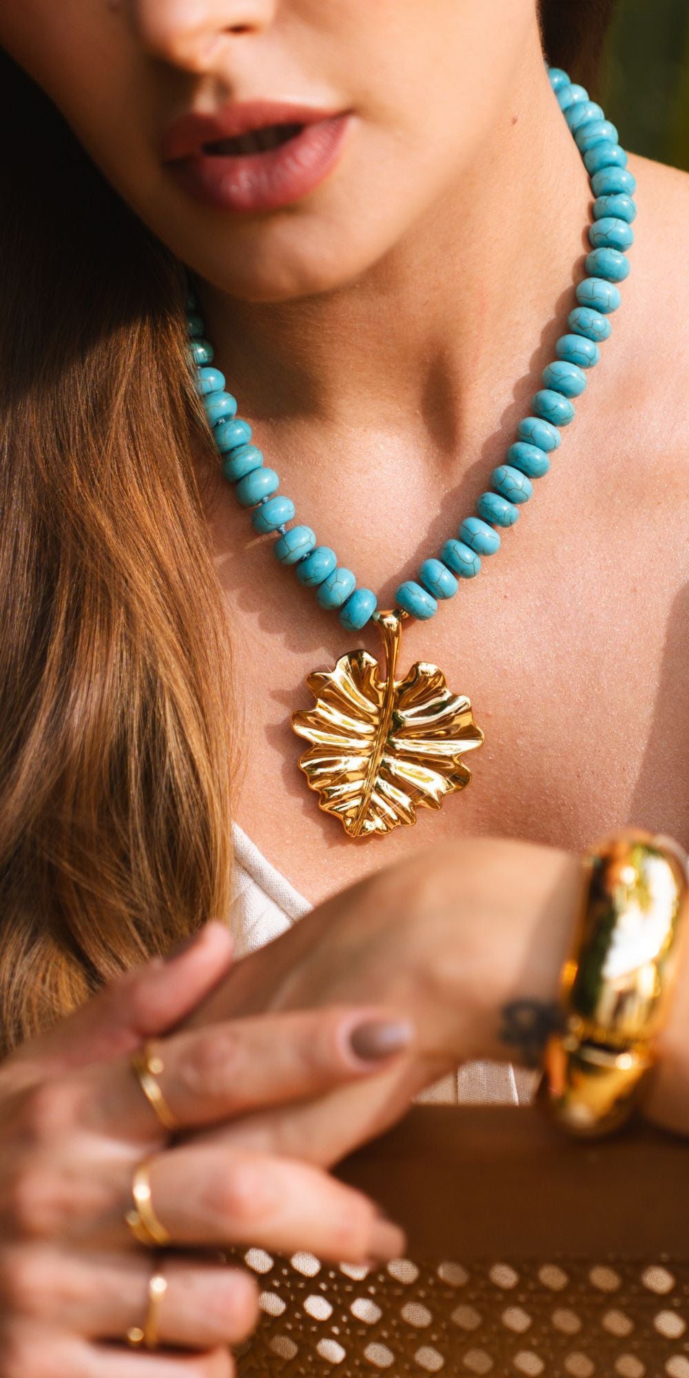 Colar Rô com Pedras Turquesa e Pingente de Folha Banho de Ouro 18k