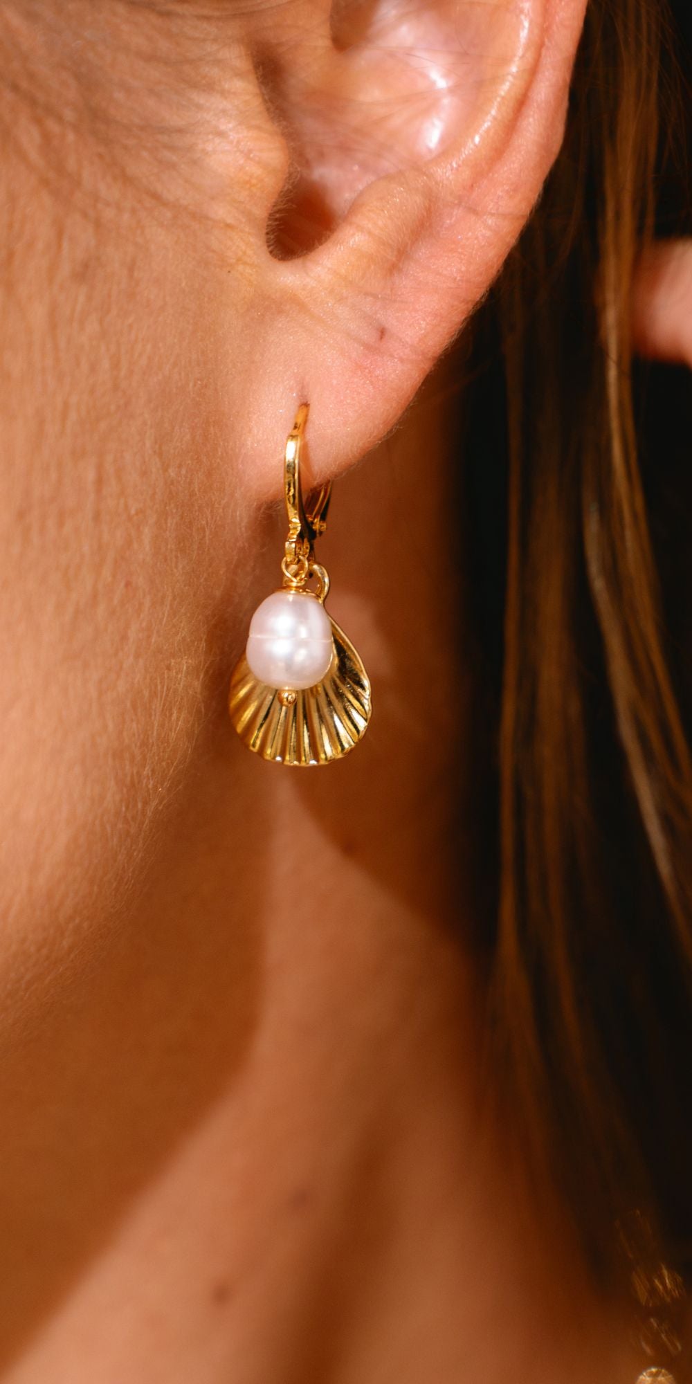 Brinco Sílvia de Argola com Pingente de Concha e Pérola Banho de Ouro 18k