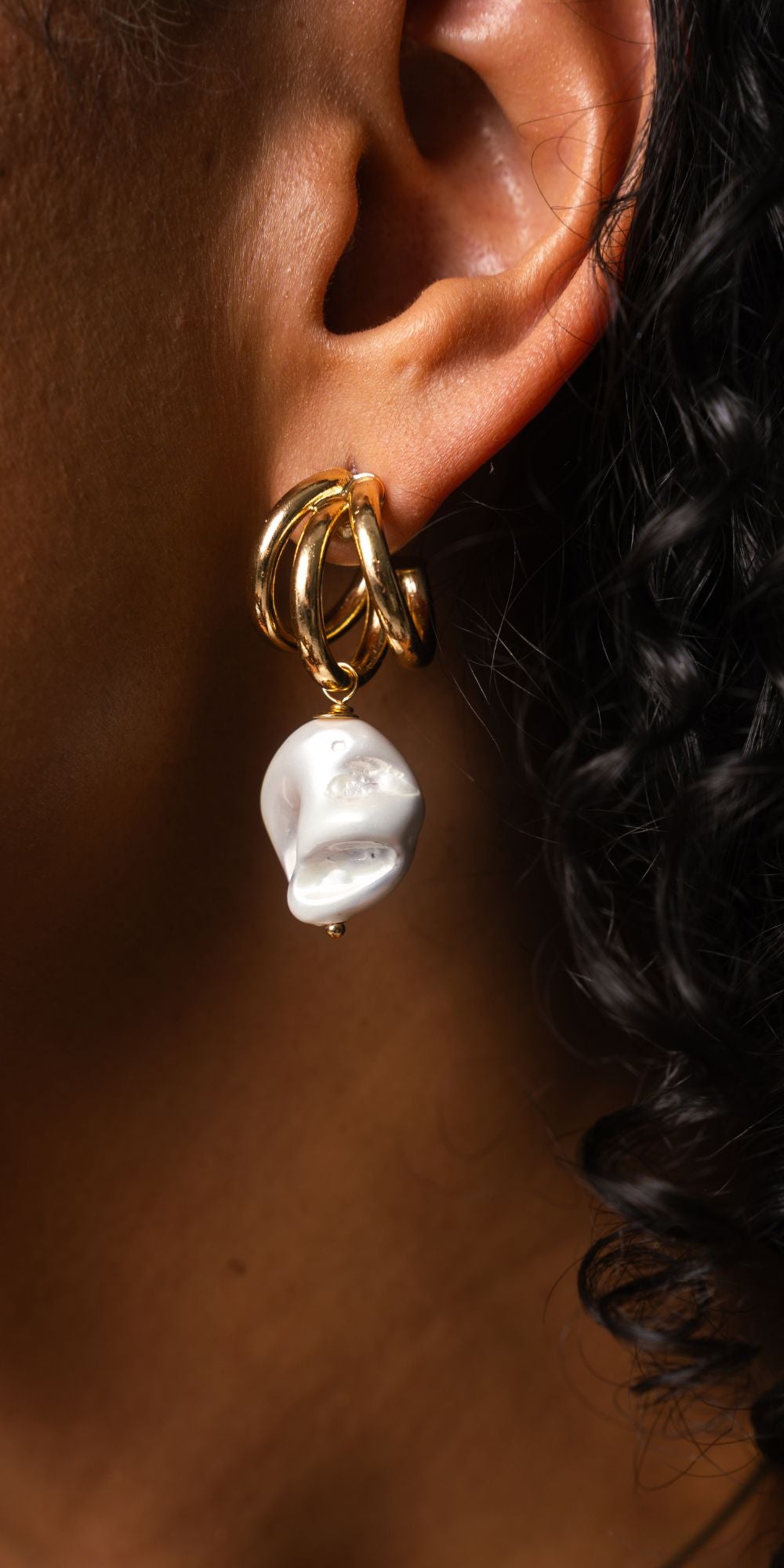 Brinco Luma de Argola com Pérola Fixa Banho de Ouro 18k