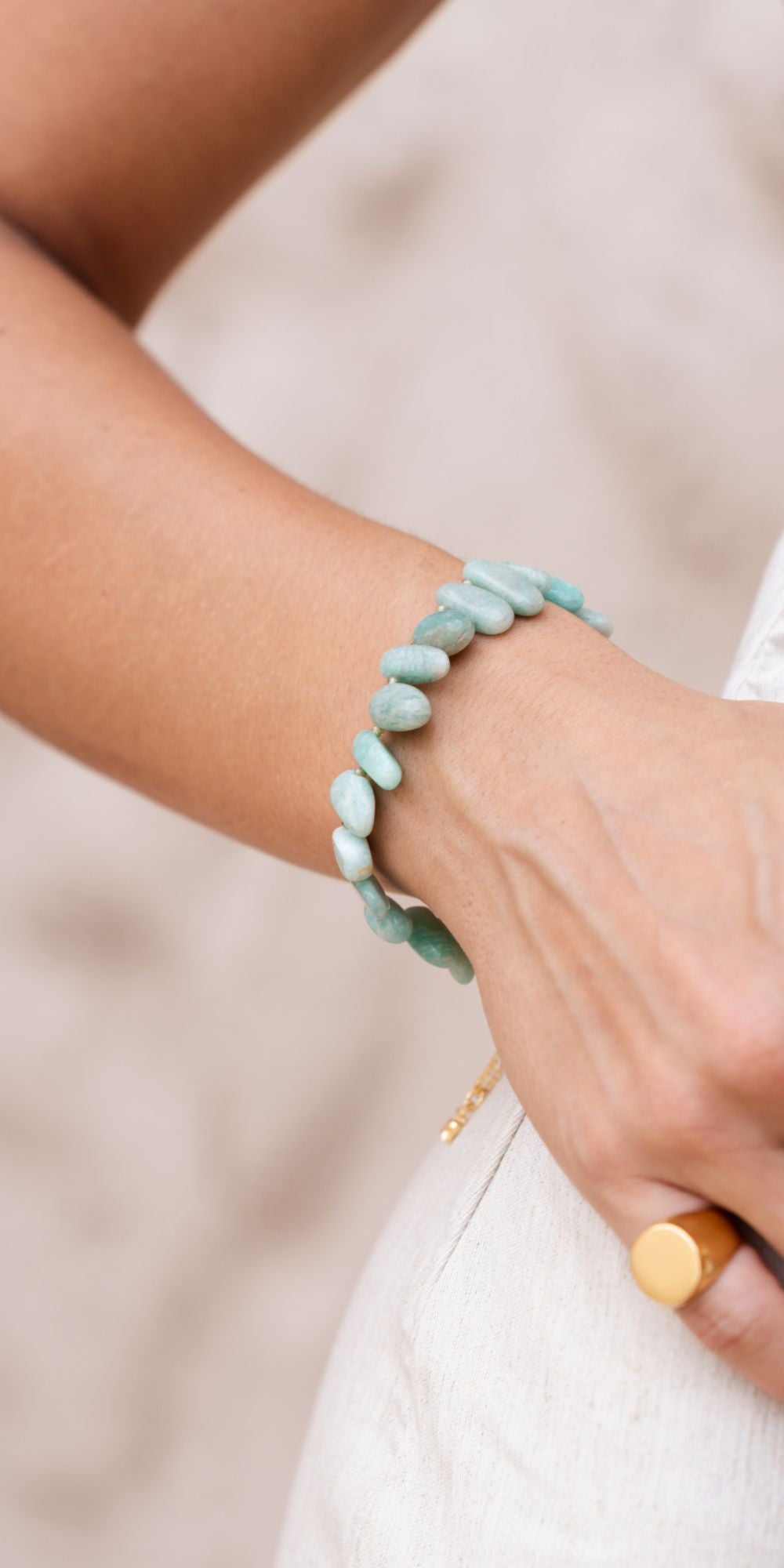 Pulseira Liz com Pedras Naturais Ajustável Banho de Ouro 18k