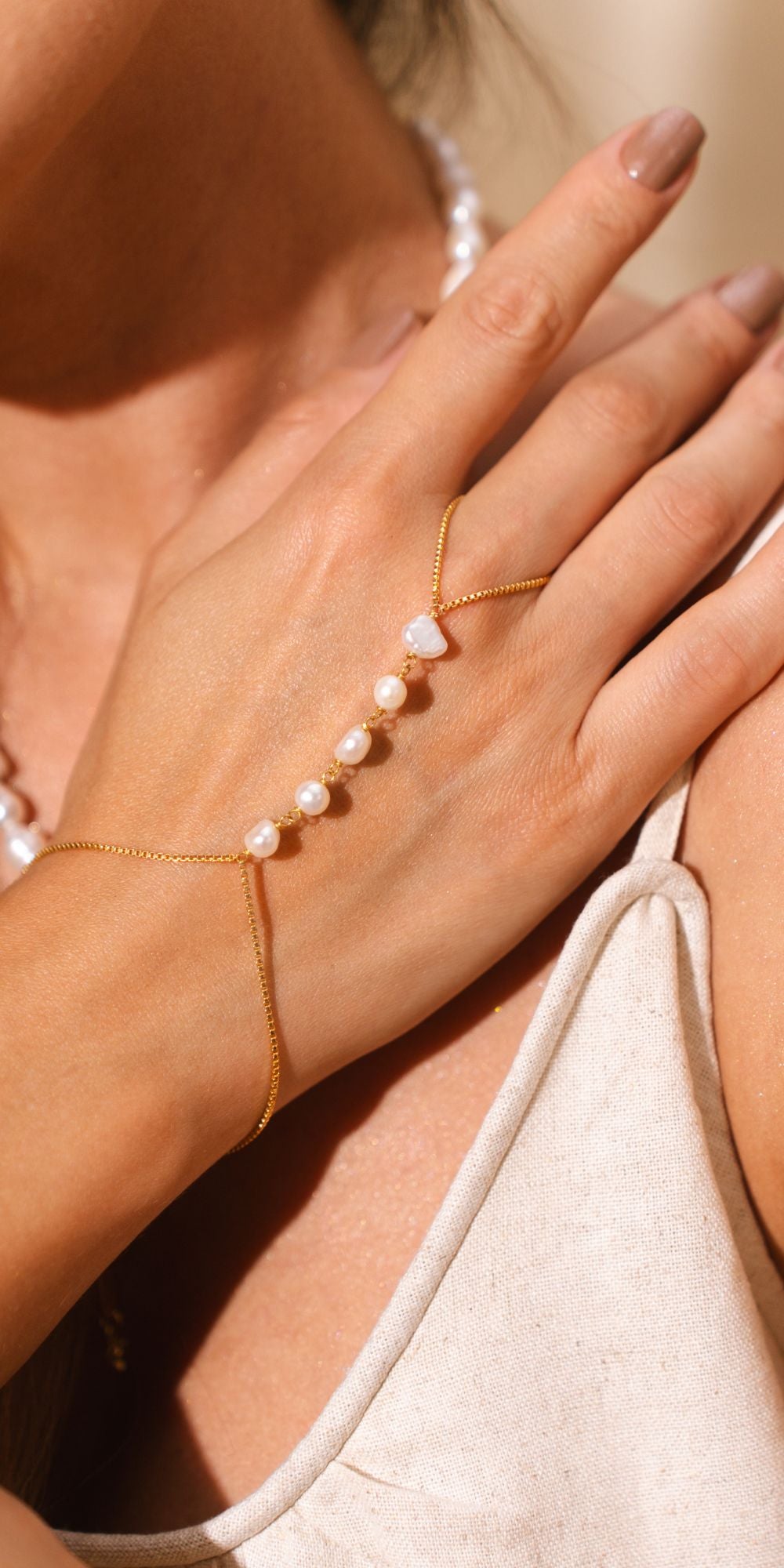 Pulseira Vera de Mão com Pérola de Água Doce Banho de Ouro 18k