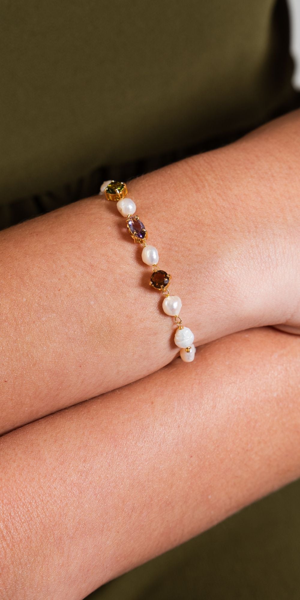 Pulseira Lila de Pérolas de Água Doce com Cristais Banho de Ouro 18k