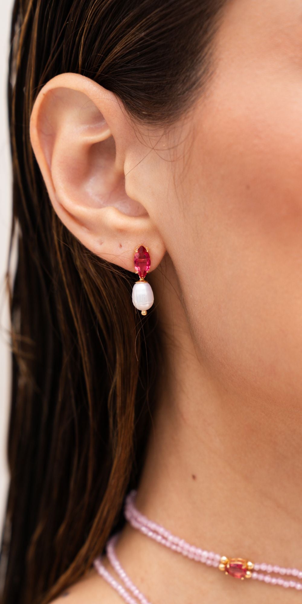 Brinco Wan Pequeno Pérola Água Doce e Cristal Navete Banho de Ouro 18k