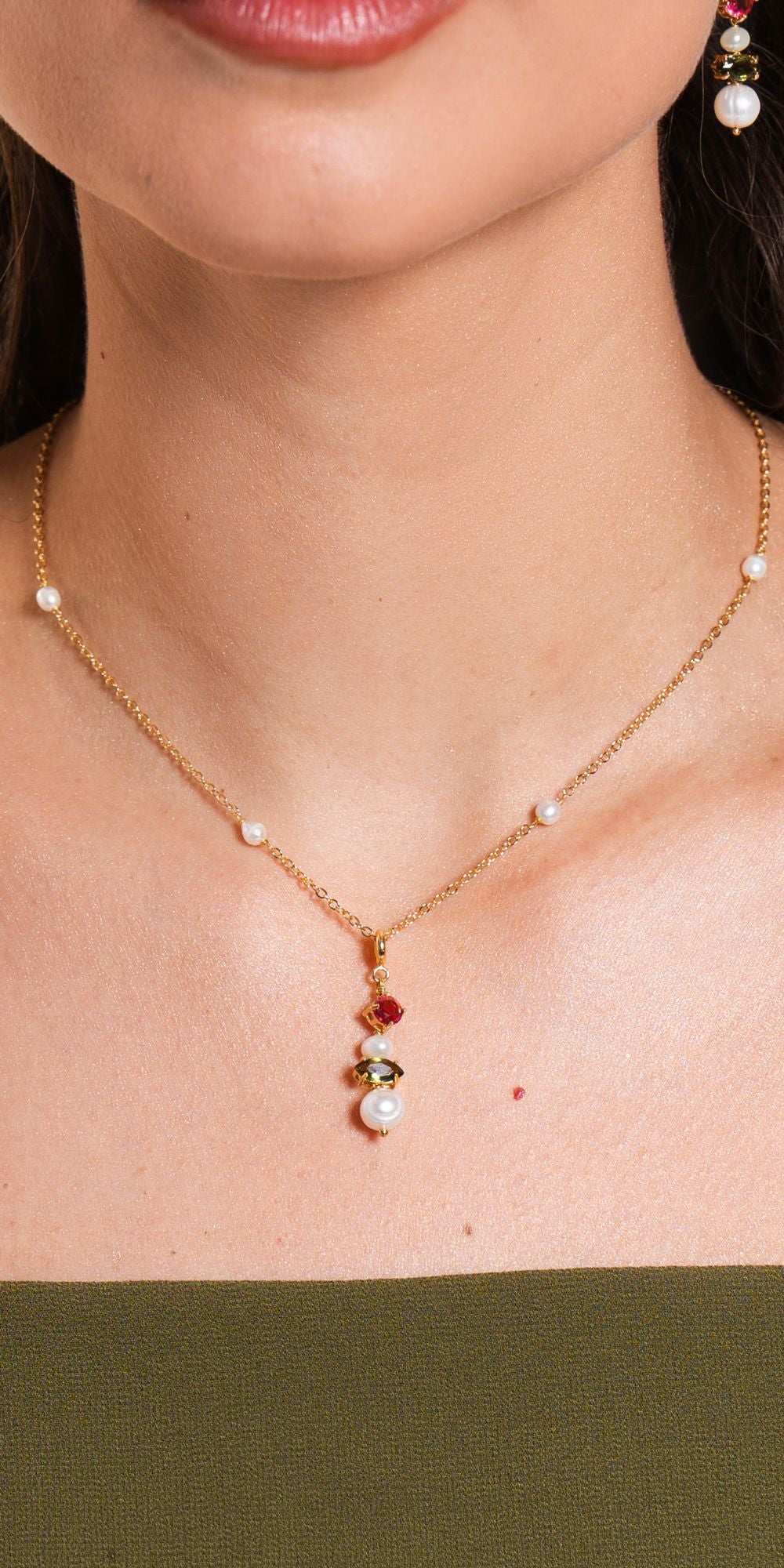 Colar Lila com Pingente Removível Pérolas de Água Doce Banho de Ouro 18k