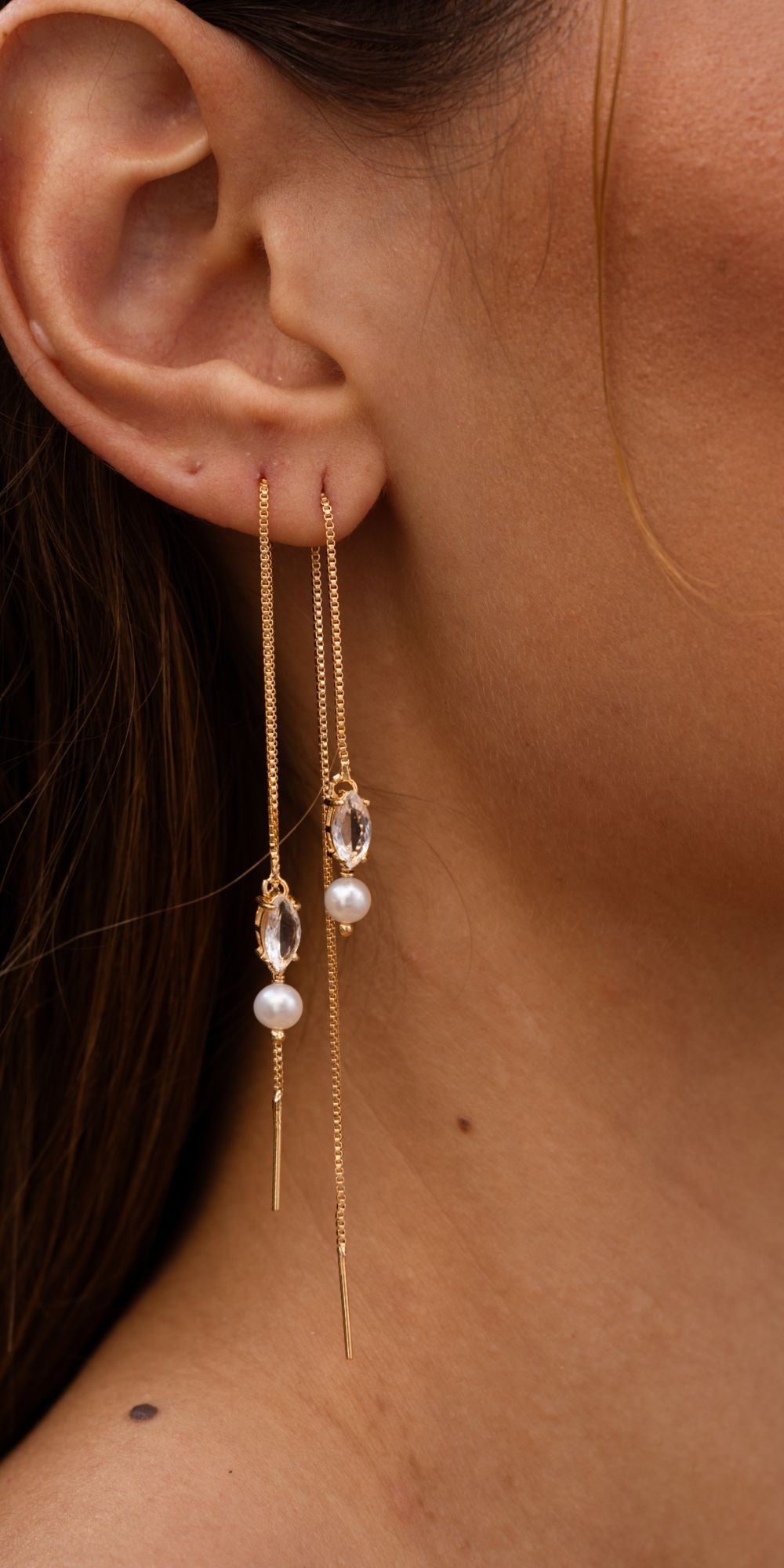 Brinco Fê Fio Longo Pérola Cristal Banho de Ouro 18k