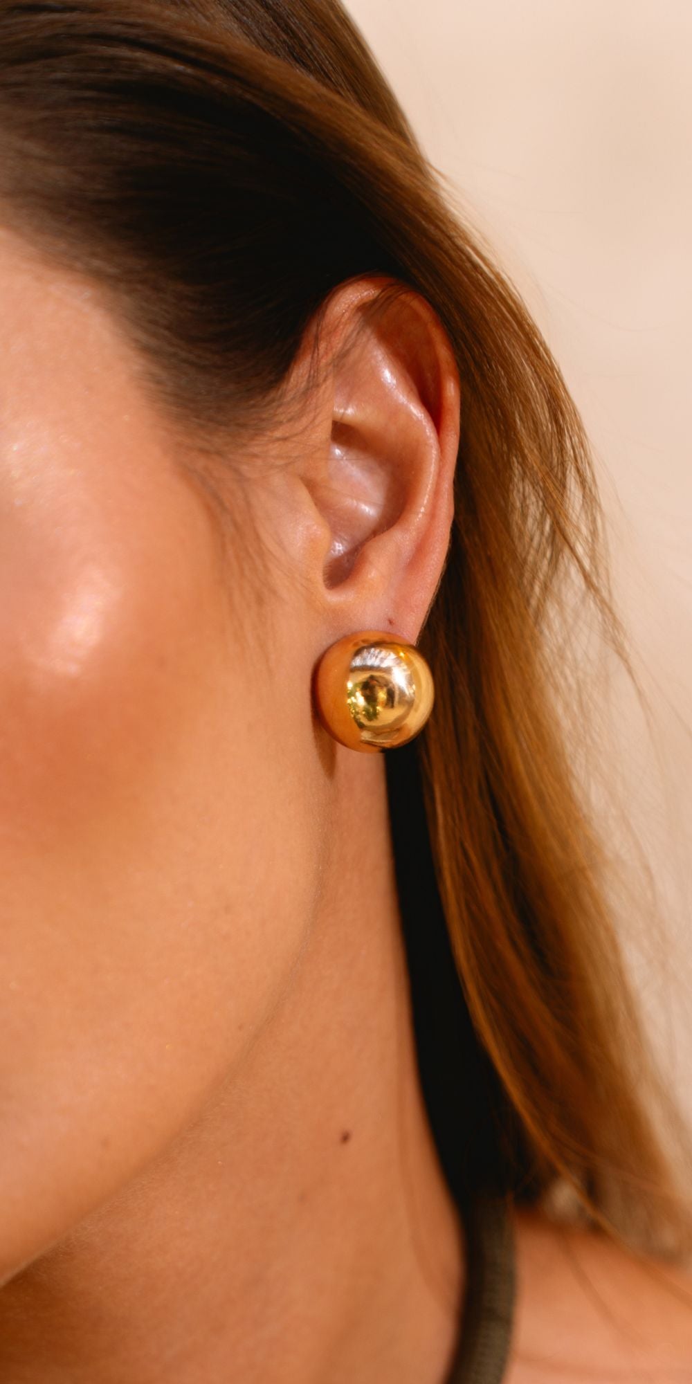 Brinco Susi Meia Bola Clássico Banho de Ouro 18k