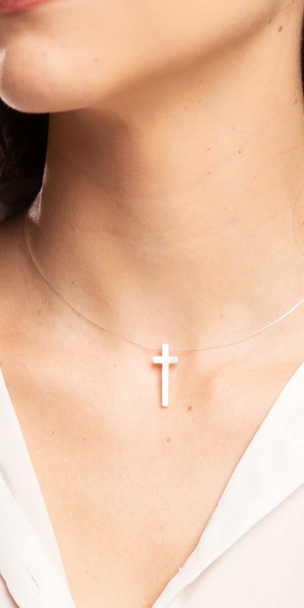 Colar Antonia Gargantilha de Nylon Cruz Madrepérola Banho de Ouro 18k