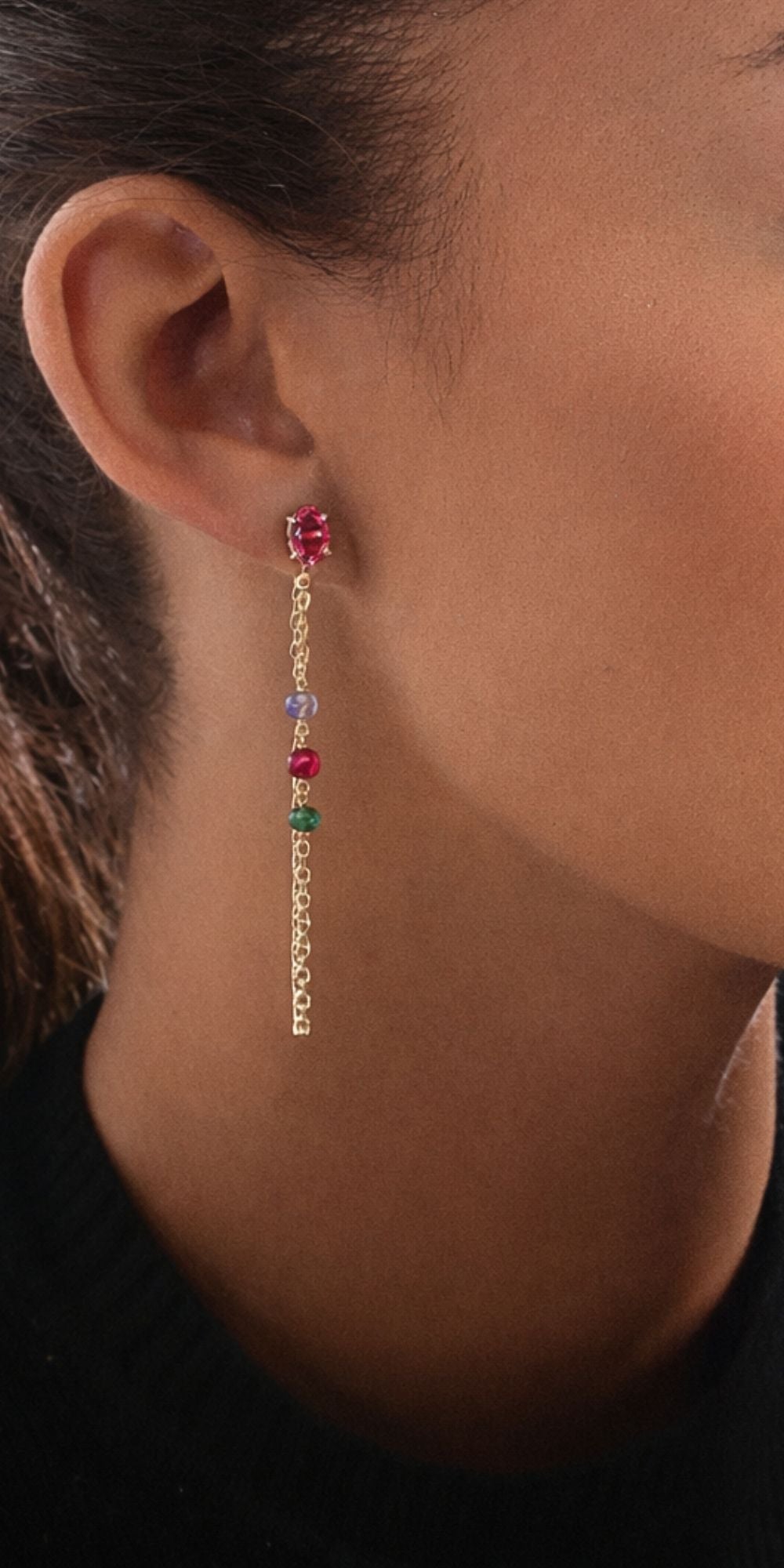 Brinco Federica Longo com Corrente e Pedras Coloridas Banho de Ouro 18k