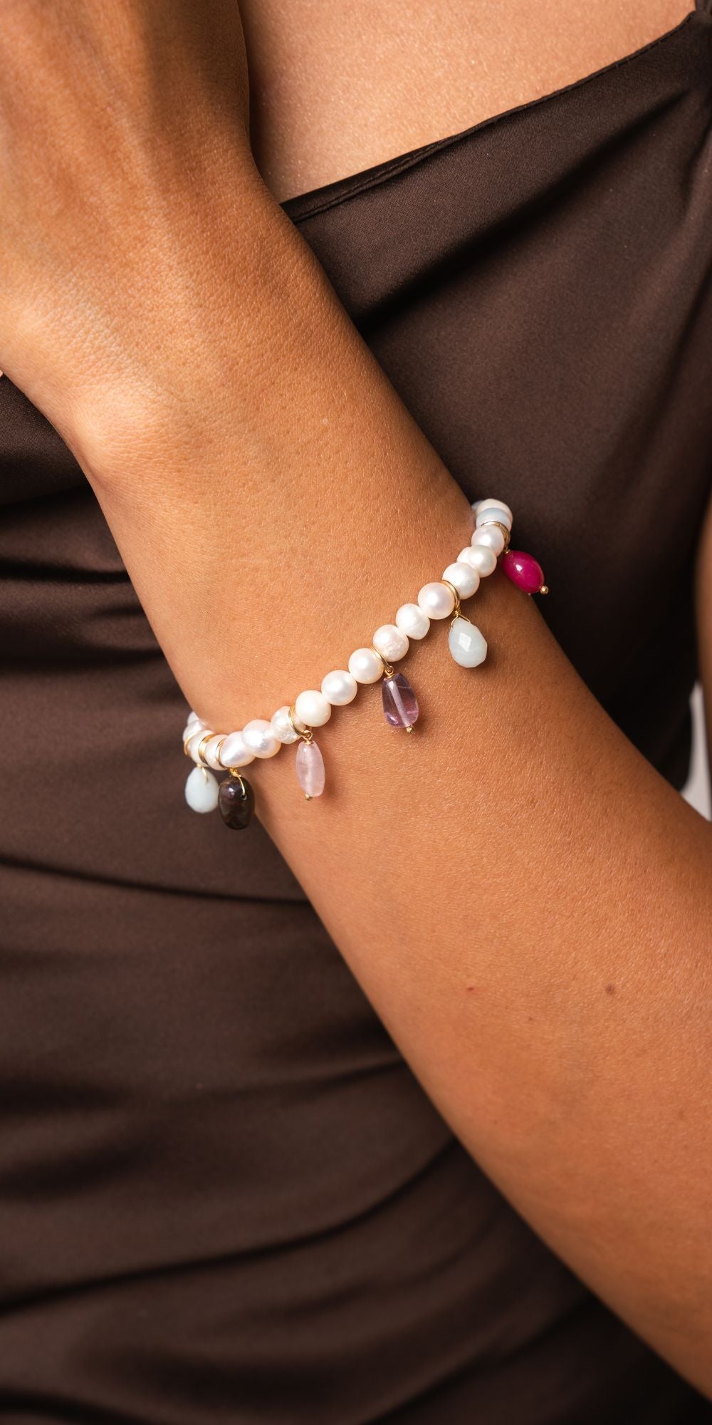 Pulseira Melina com Pérola de Água Doce e Pedras Naturais Banho de Ouro 18k