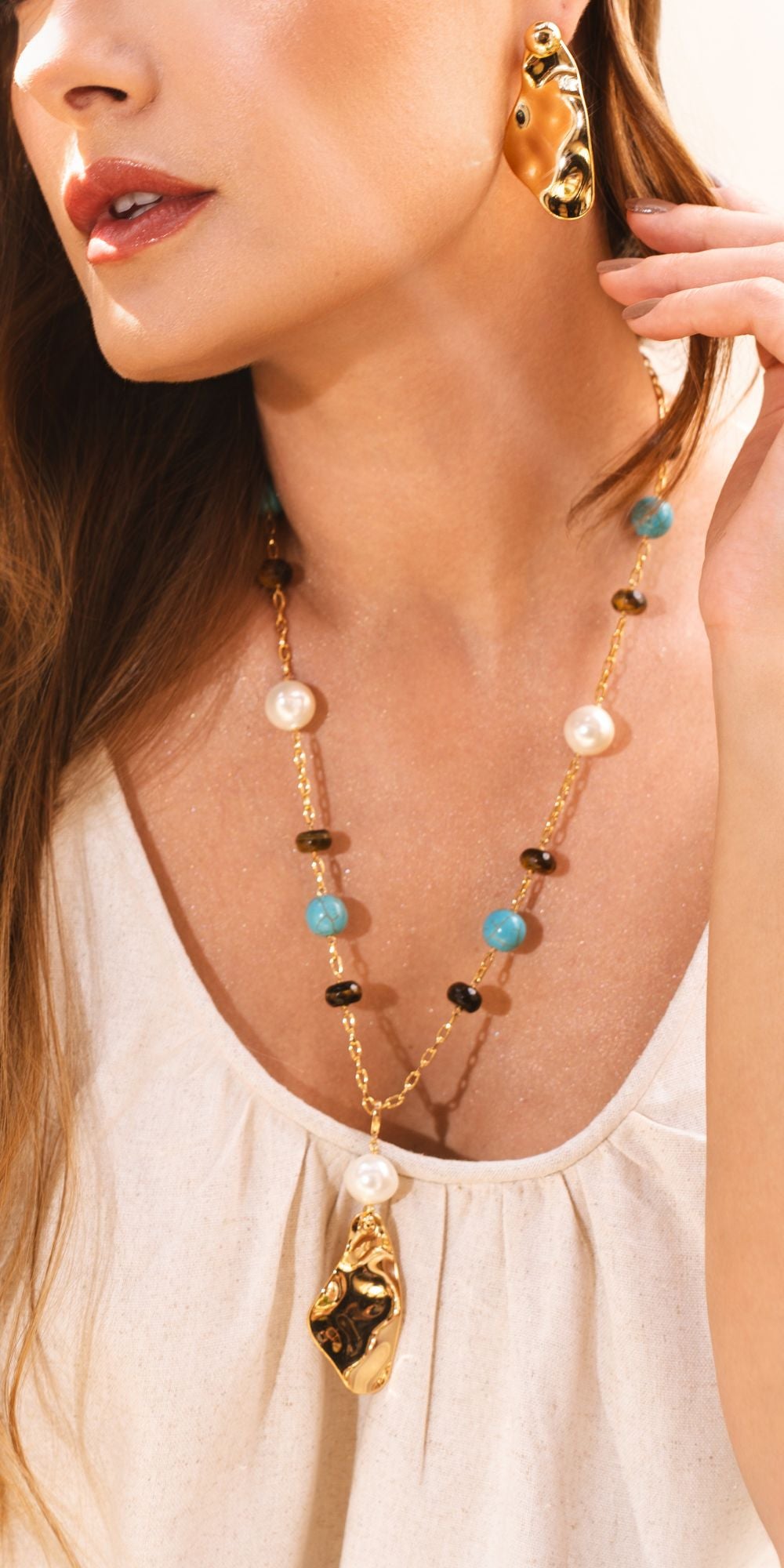 Colar Lari Longo com Pingente Removível e Pérolas Shell Banho de Ouro 18k