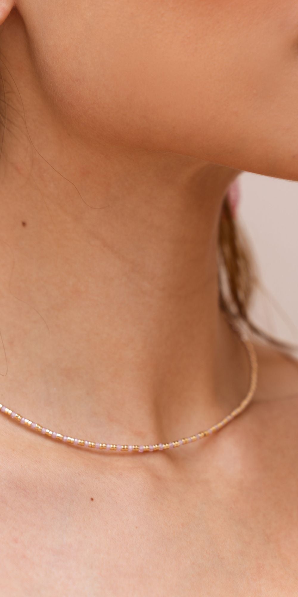 Colar Cora Tipo Aro com Zircônias e Mini Canutilhos Banho de Ouro 18k