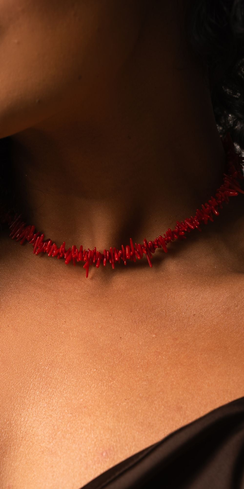 Colar Mey Curto Pedra Coral Natural Banho de Ouro 18k