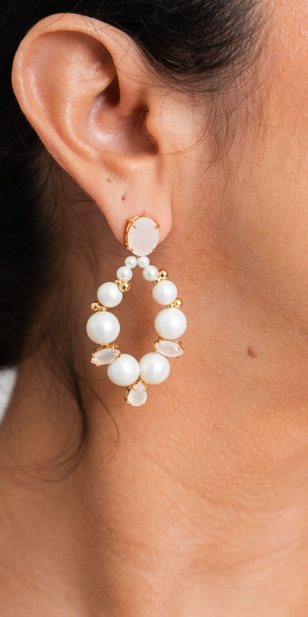 Brinco Fátima Longo com Pérola Shell e Cristais Gelo Banho de Ouro 18k