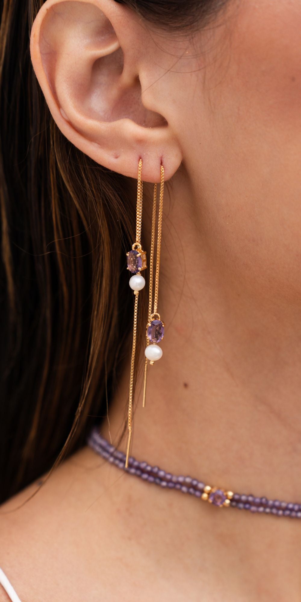 Brinco Jess Fio Longo Pedra Oval Pérola Banho de Ouro 18k