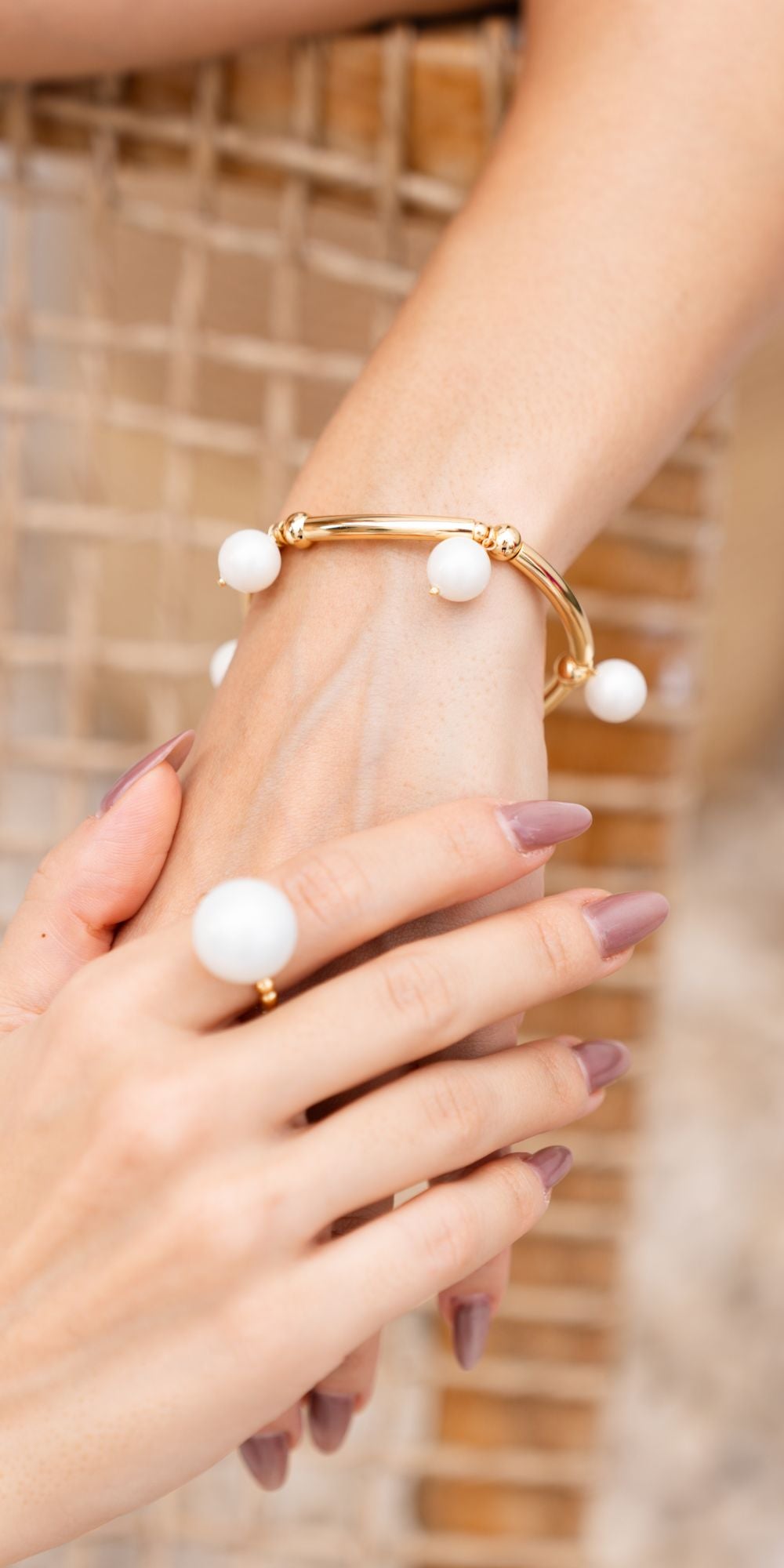 Pulseira Dunnas Tubos com Pérola Shell Banho de Ouro 18k