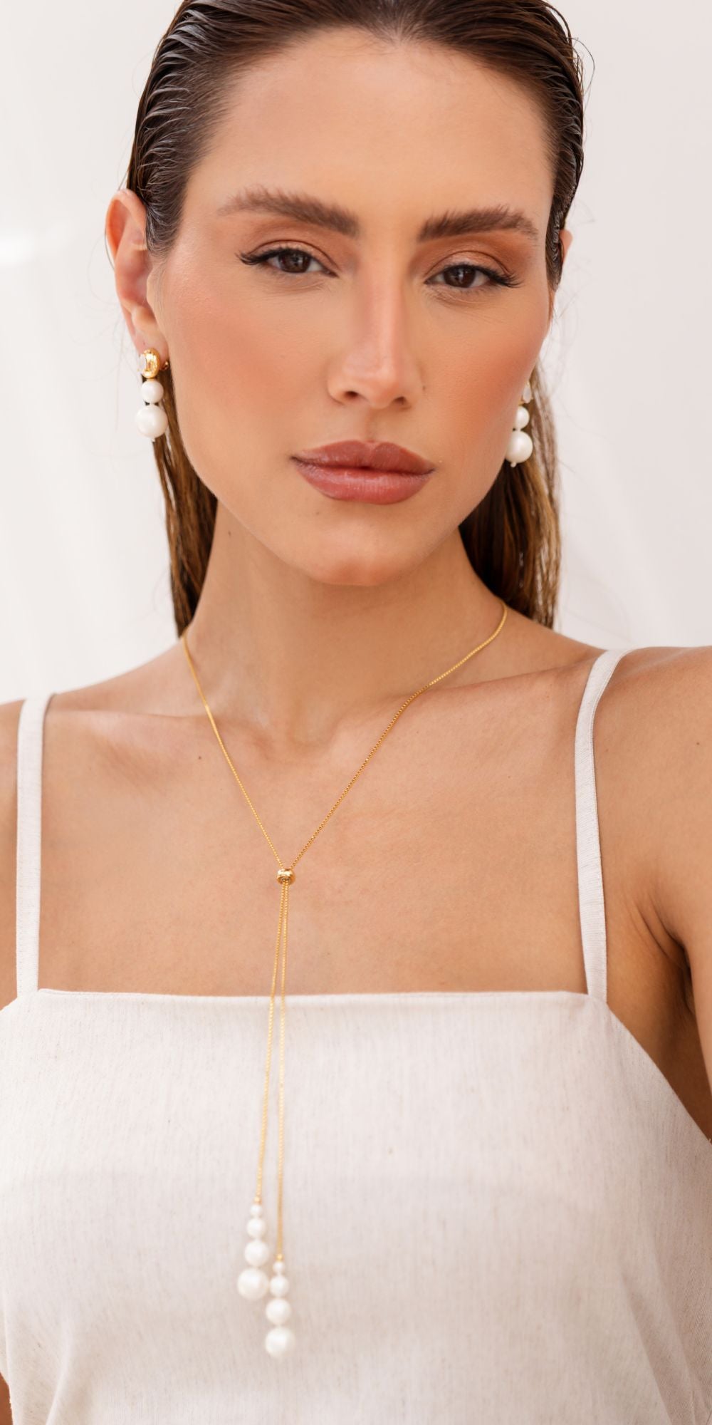 Colar Alê com Pingente de Pérola Shell Banho de Ouro 18k