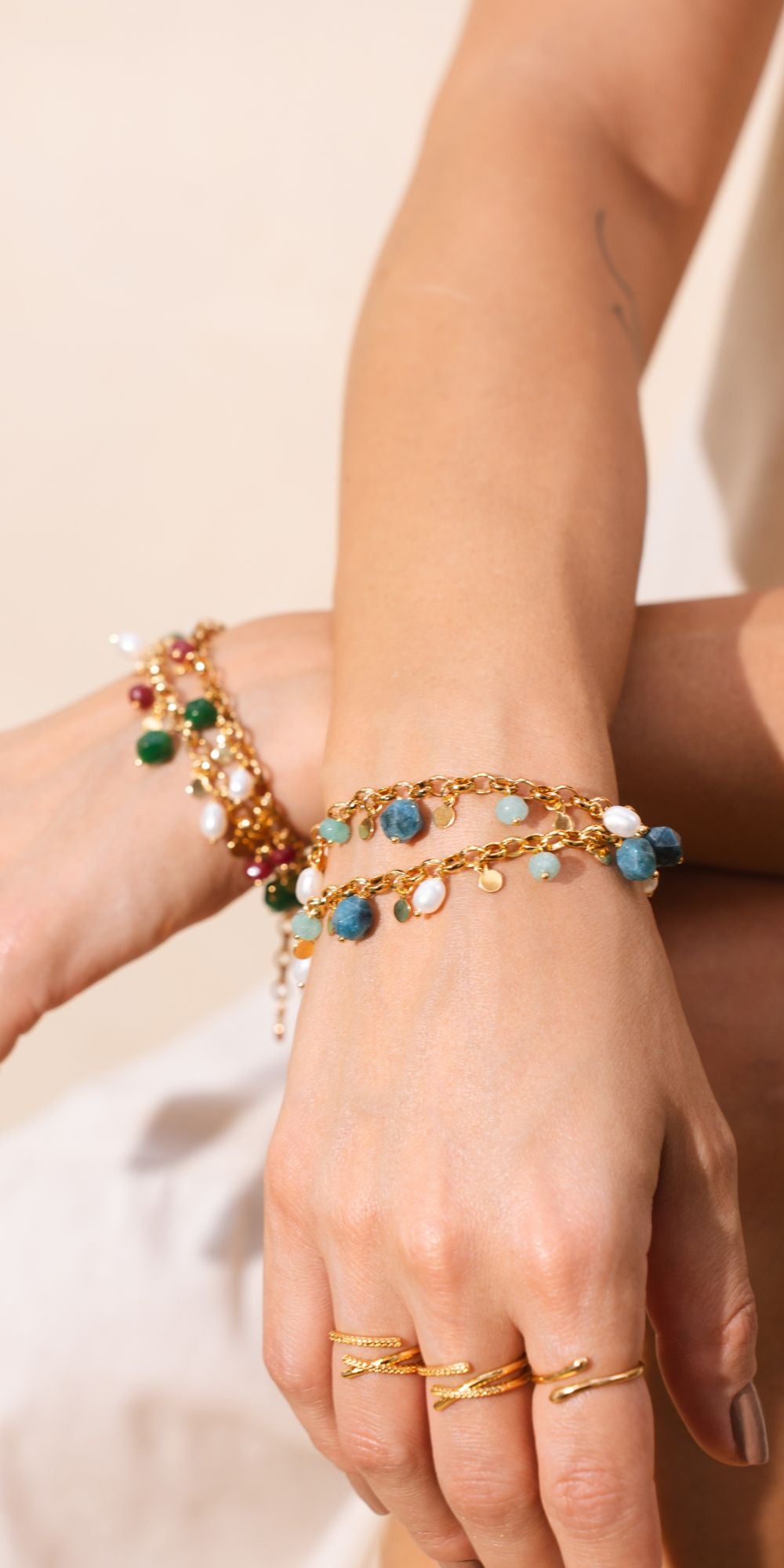 Pulseira Nati de Elos com Pingentes de Pedras Jade e Pérolas Banho de Ouro 18k