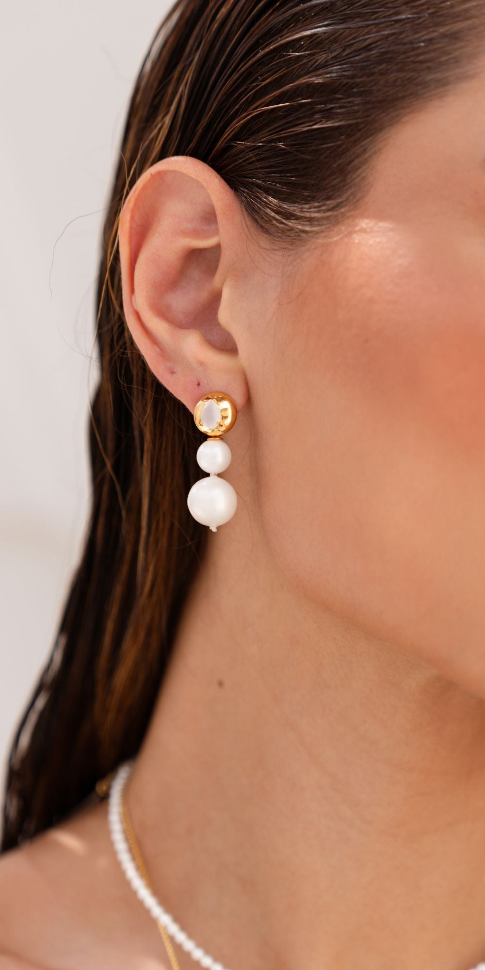 Brinco Alê de Pérola com Cristal Gelo Banho de Ouro 18k