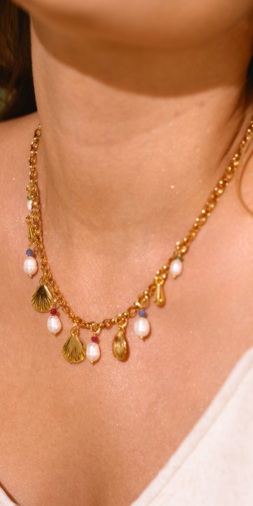 Colar Silvia com Conchas, Pedras Jade e Pérolas de Água Doce Banho de Ouro 18k