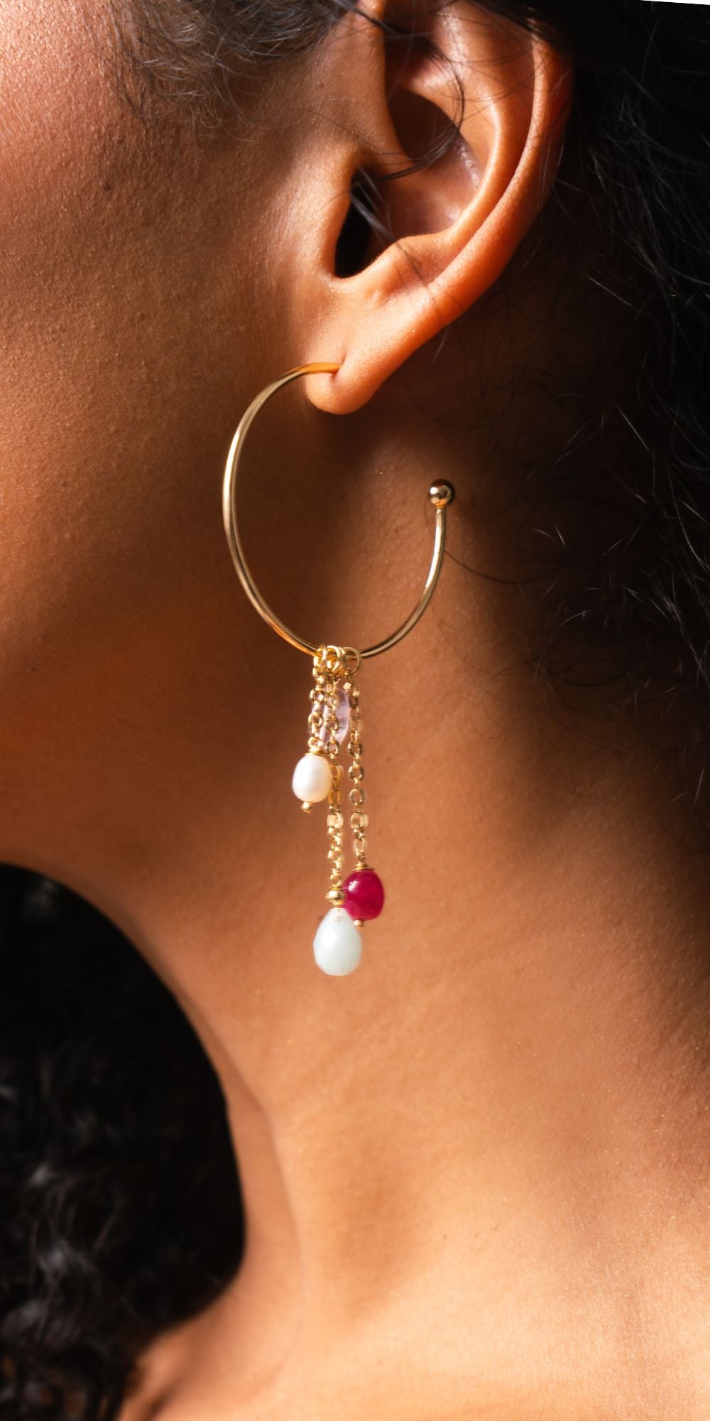 Brinco Melina de Argola com Pedras Naturais e Pérolas Banho de Ouro 18k