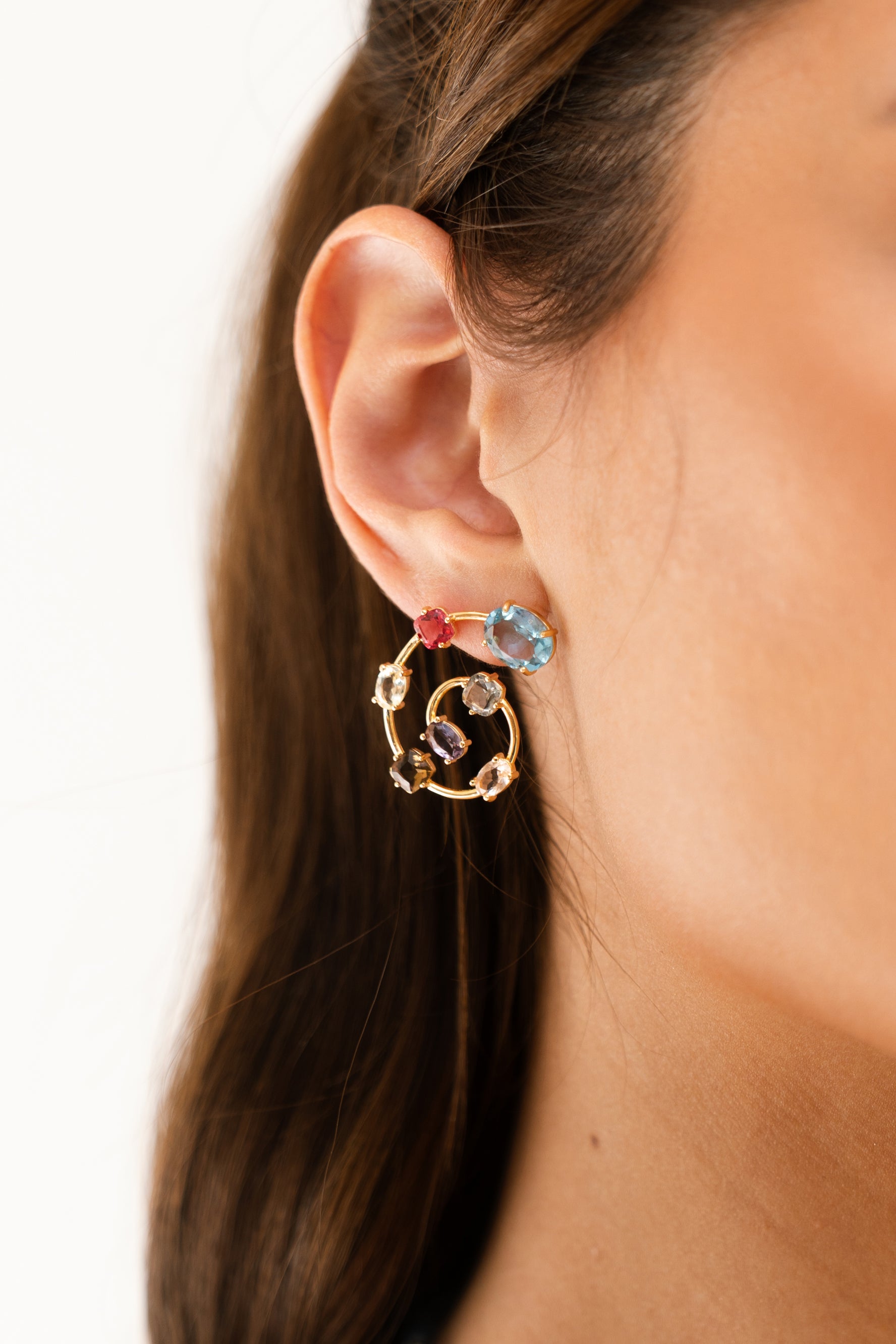 Brinco Maya com Cravação de Cristais Coloridos Banho de Ouro 18k