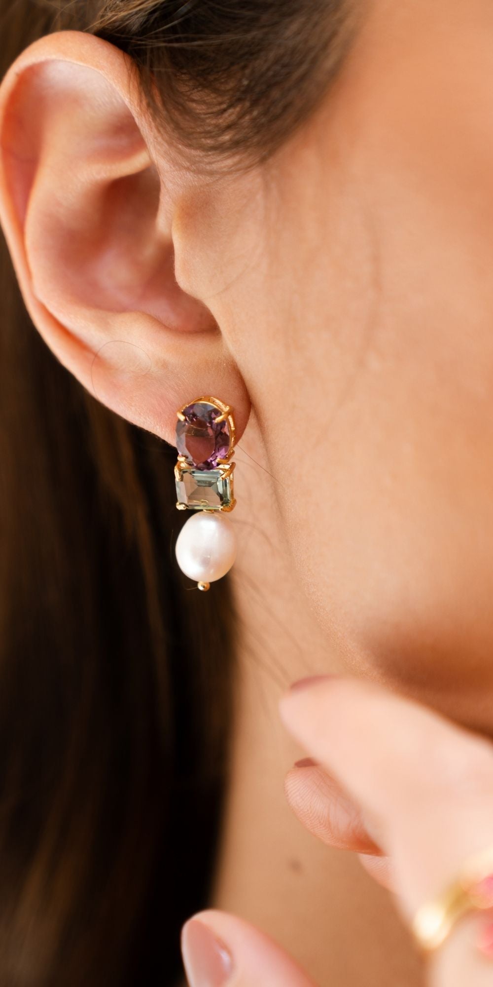 Brinco Sofia com Pérola Pendente e Cristal Banho de Ouro 18k