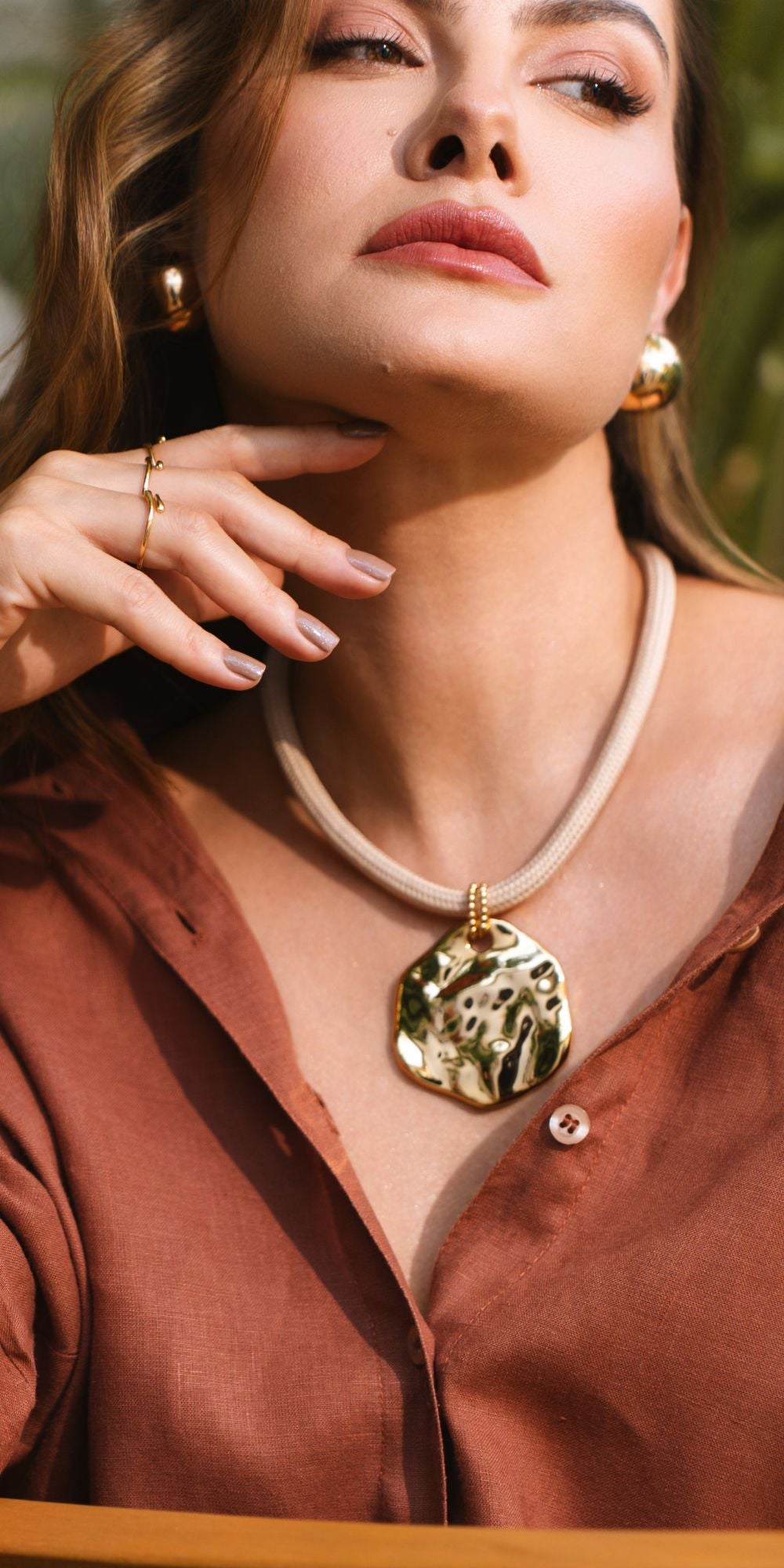 Colar Manu com Pingente Martelado em Cordão de Tecido Banho de Ouro 18k