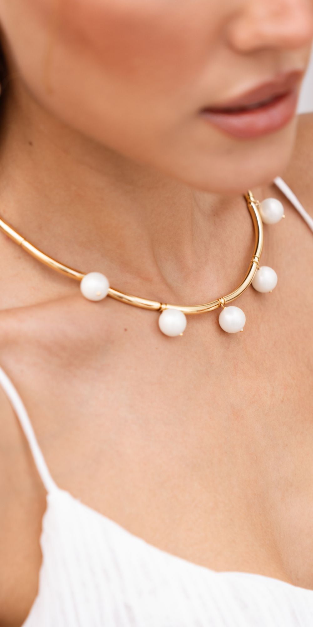 Colar Dunnas de Tubos com Pérolas Shell Banho de Ouro 18k