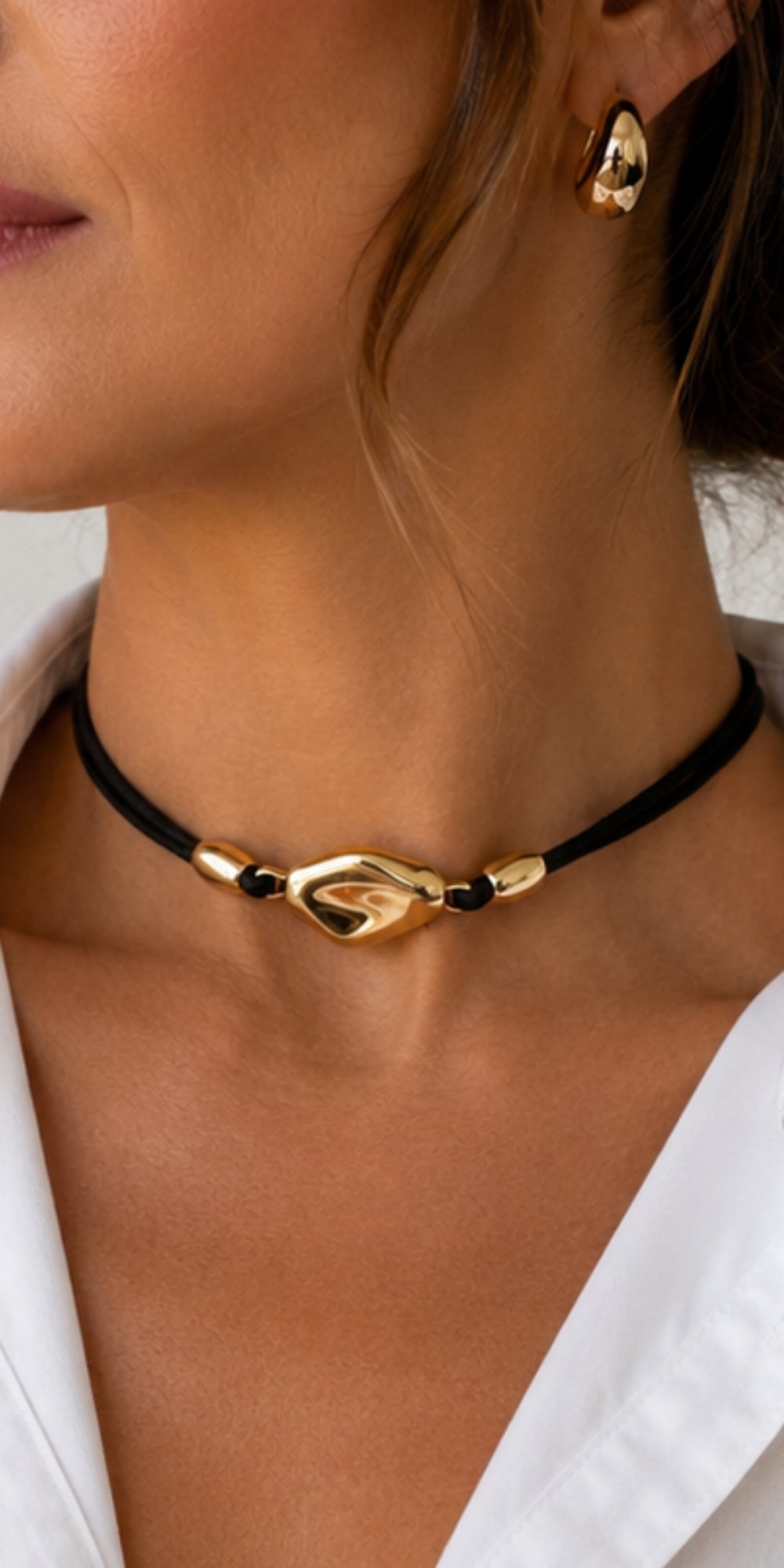 Colar Carmel Choker em Camurça com Pingente Banho de Ouro 18k