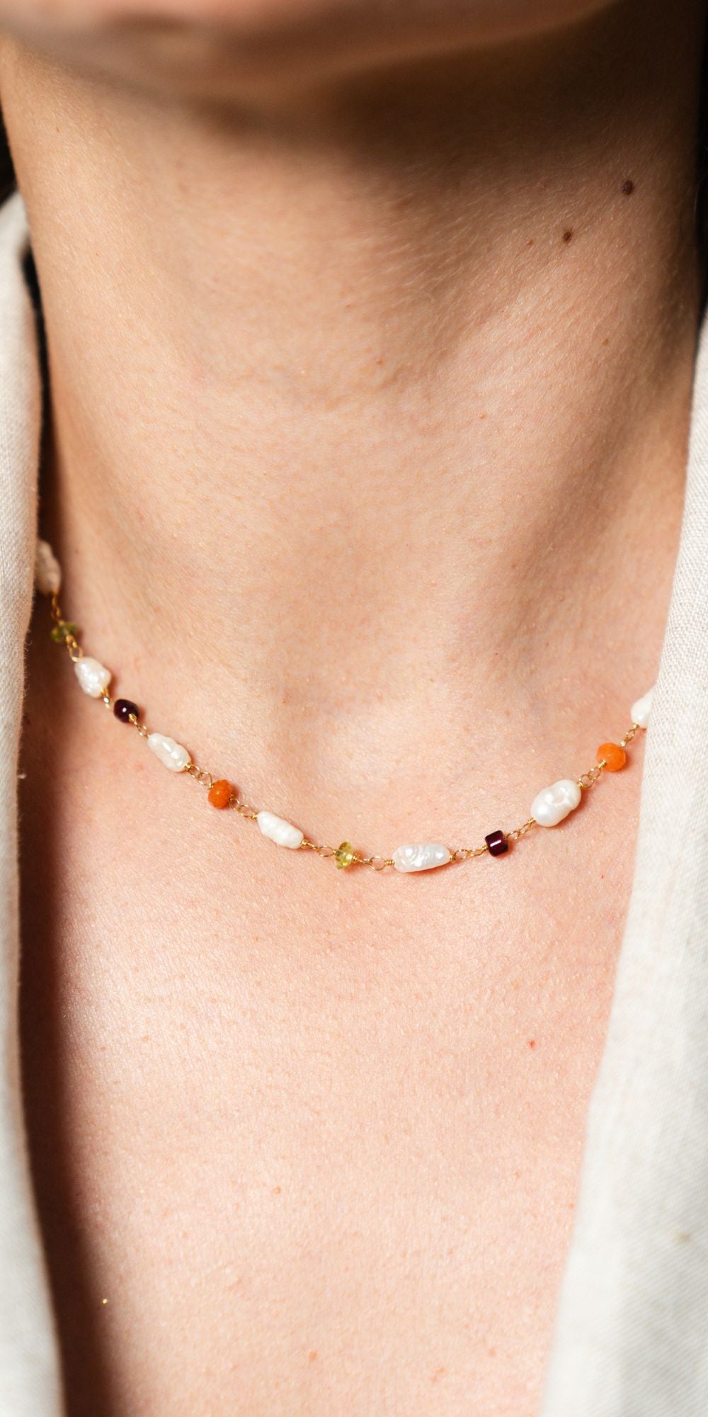 Colar Lili Curto com Pedras Naturais e Pérolas de Água Doce Banho de Ouro 18k