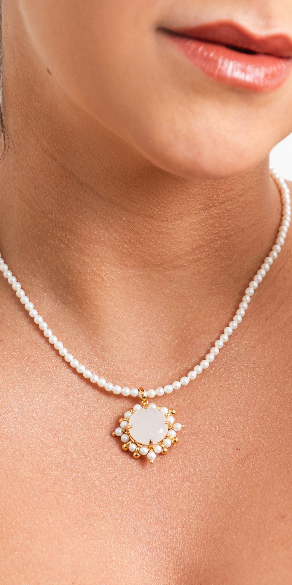 Colar Lira Delicado com Pérolas Shell 3mm e Cristal Gelo Banho de Ouro 18k