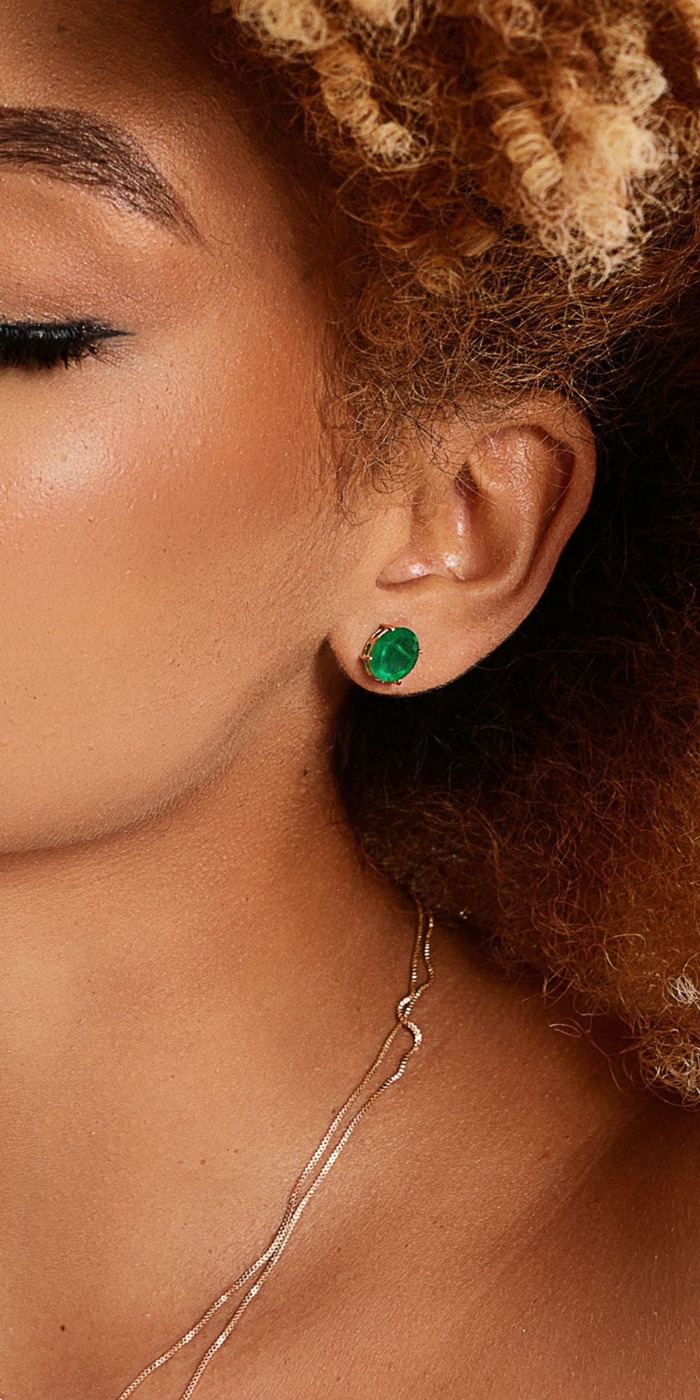 Brinco Raquel Clássico Pedra Natural Banho de Ouro 18k