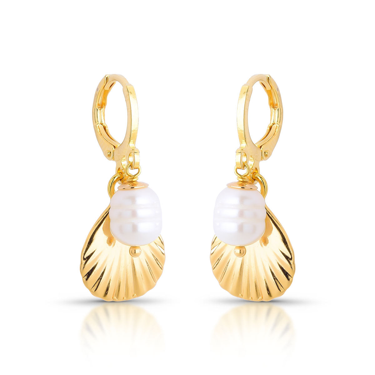 Brinco Sílvia de Argola com Pingente de Concha e Pérola Banho de Ouro 18k