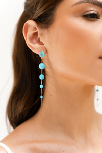 Brinco Alessandra Longo de Pérola Shell Turquesa Banho de Ouro 18k